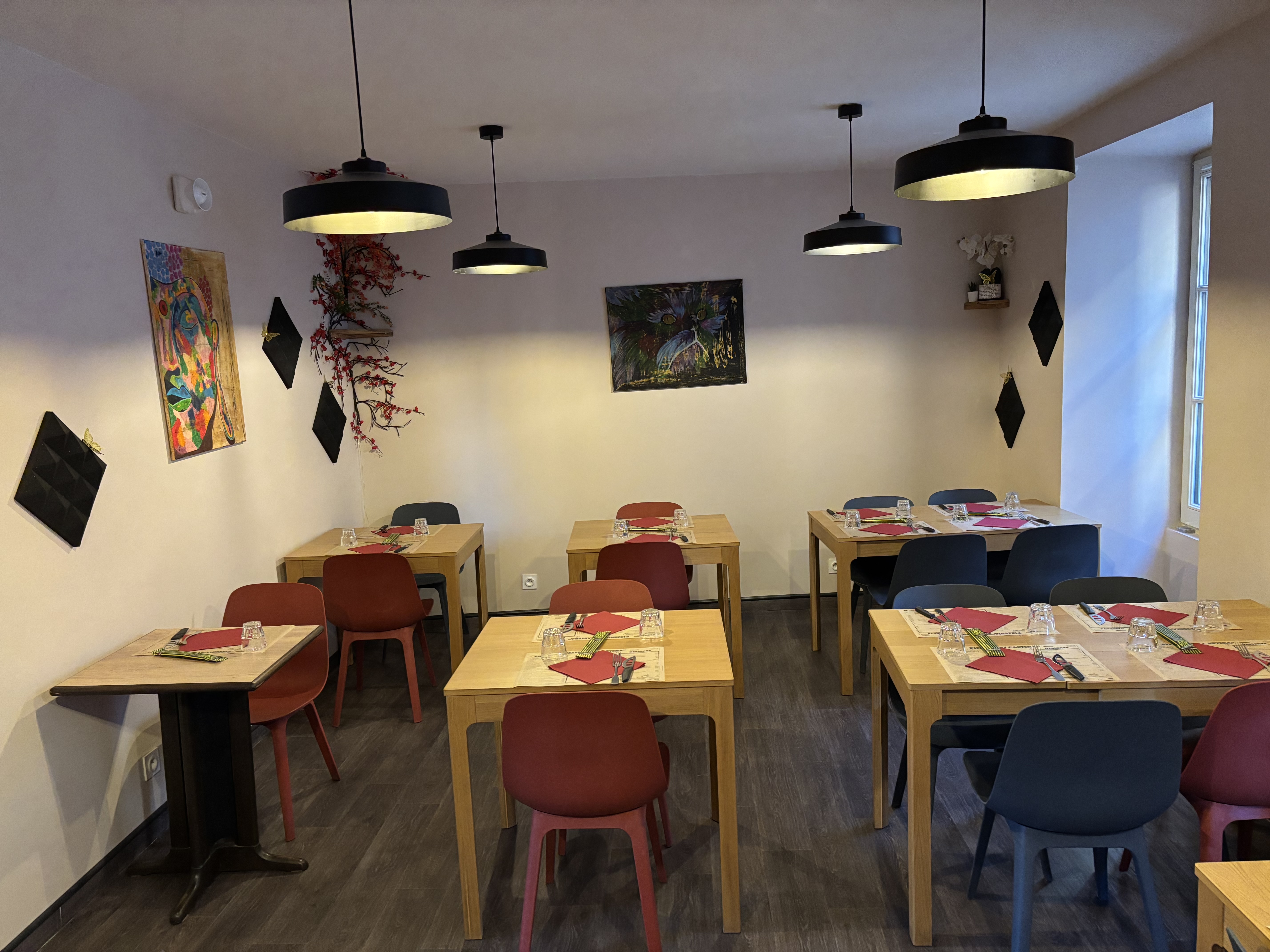 A vendre à Brioude fonds de commerce de pizzeria à consommer sur place et à emporter, sur un emplacement commercial de premier ordre dans rue piétonne. Située au cœur du centre ancien de Brioude, cité historique dynamique de 6.000 habitants, bénéficiant du label "Plus Beaux Détours de France". La ville profite d'une activité commerciale constante en hiver et d’un flux touristique majeur en été, porté par son patrimoine historique unique (Basilique Saint-Julien), ses animations culturelles et ses activités de pleine nature (Val d'Allier). Local commercial de caractère, parfaitement entretenu. Capacité d'accueil : Salles de restaurant chaleureuses dédiées à la consommation sur place : 49 couverts au 1er et 2ème et 5 au RDC, complétées par une terrasse extérieure allant jusqu’à 24 couverts, atout majeur pour la saison estivale. Agencement professionnel : Espace d'accueil optimisé pour la vente à emporter, cuisine entièrement équipée, aux normes d'hygiène actuelles. Aucuns travaux à prévoir. Matériel inclus : 2 Four à pizza professionnel au gaz, extraction aux normes, chambres froides, matériel de cuisine et mobilier complet. Activité : Affaire saine, clé en main, idéale pour un couple d'exploitants ou un professionnel de la restauration. Excellente réputation locale, avec clientèle fidèle. Double flux de revenus : Équilibre parfait et sécurisant entre la clientèle fidèle à l'année (vente à emporter / sur place) et la clientèle touristique estivale. Indicateurs :
Chiffre d'affaires régulier et rentable à 227.000 €HT. Prix du fonds : 126.000 € - Prix des murs : 174.000 € (indissociables)