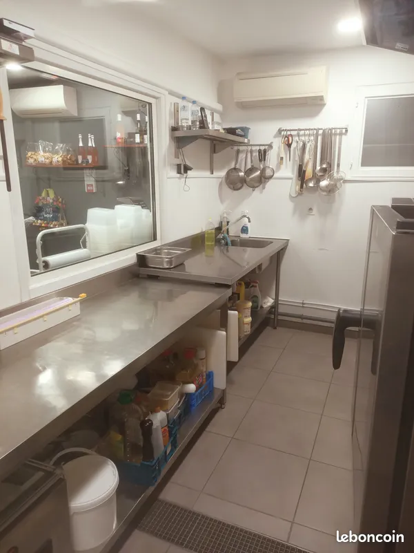 Boutique traiteur à Nyons 26 Drôme provençale.
Nous vendons notre fond, 75 M2 avec cave au normes. Matériels en bonne état.