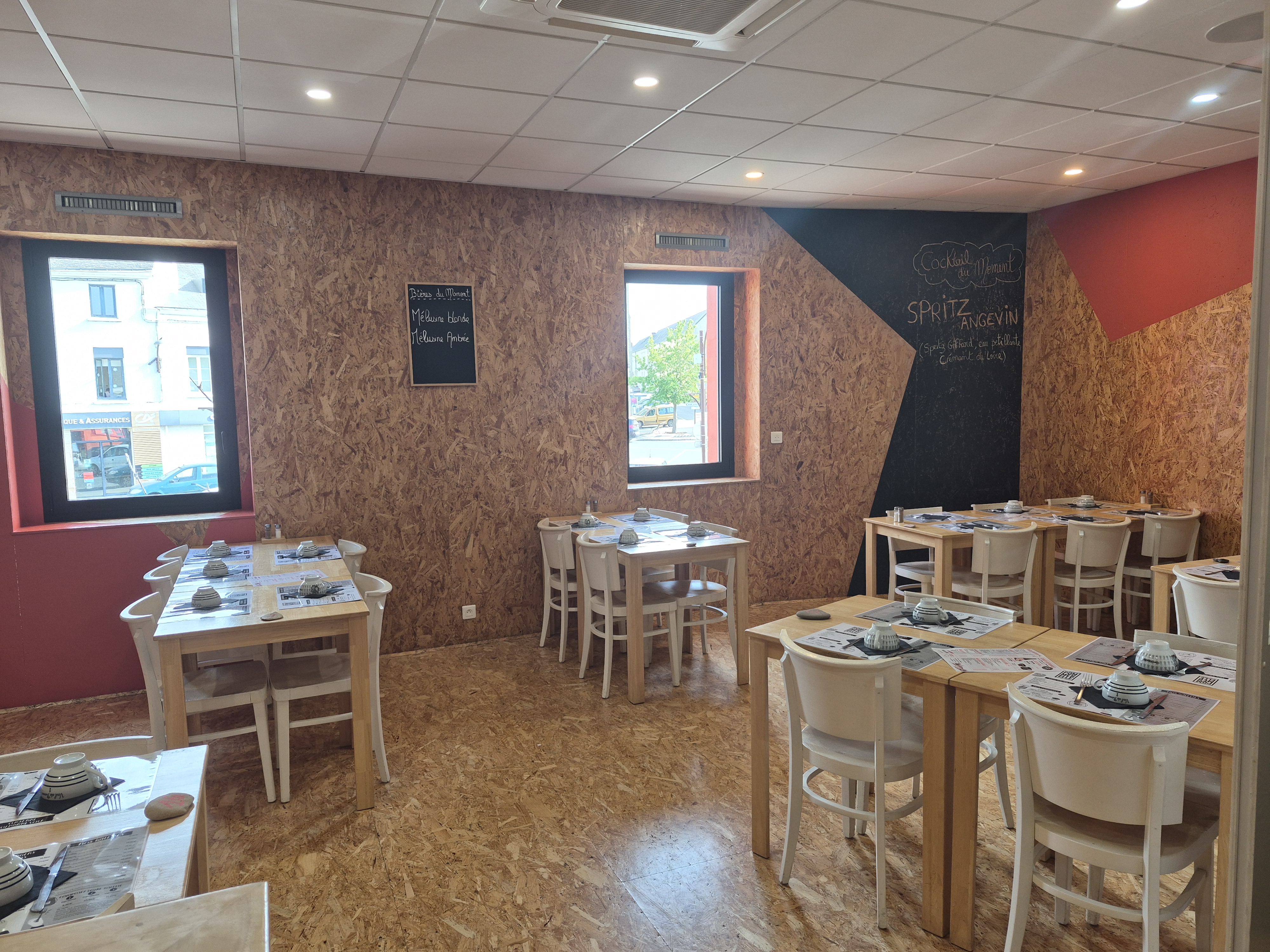 A vendre Bar, crêperie dans une commune dynamique de 5000 habitants proche des bords de Loire.
Bâtiment rénové à neuf. 70 places et une terrasse de 30 couverts. 
Cuisine irréprochable avec matériel très récent. 
Un studio est disponible dans le bâtiment.
L'ensemble du bâtiment est climatisé (et également le studio), très agréable pour travailler.
Loyer attractif. 
Possibilité de négociation.
Nous pouvons accompagner pour la transmission, idéal pour un jeune couple, fort potentiel à développer sur la partie bar. Pas de pur bar dans la commune. Crêperie de Bonne renommée. 
Emplacement numéro un, parking et visibilité.