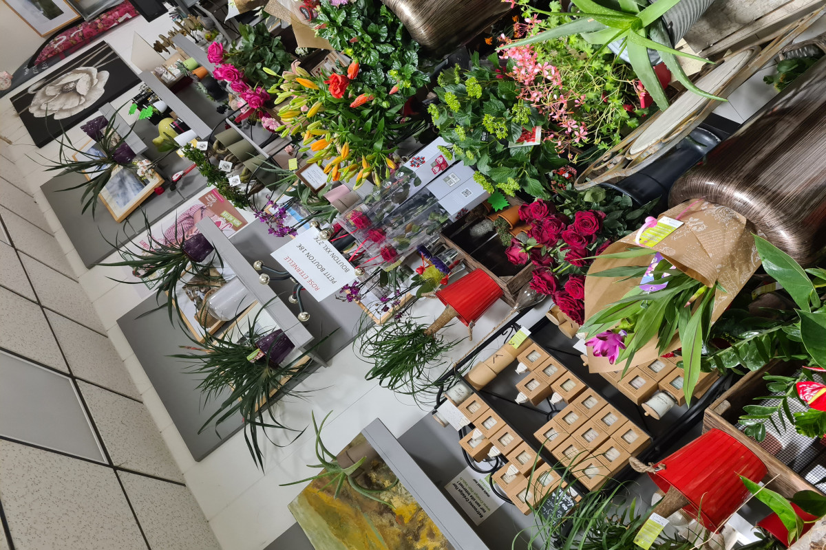 A vendre fonds de commerce fleuriste ,dans une jolie station thermale en Ardèche méridionale ,magasin spacieux, et lumineux , avec deux belles vitrines , situé à l'entrée de la rue commerçante, proche de l'église, la poste, Pompes funèbres ,Pharmacie, coiffeur, médecins ,crèche, restaurants. Boutique très agréable, qui ne nécessite aucun travaux, rénové en 2015, éclairage panneaux LED (intérieur et extérieur) tout récemment. Espace climatisé sur une surface de vente de 45 m2 +atelier de préparation et réserve. 
L'ensemble est très fonctionnel et bien entretenu .Parking gratuit à proximité, 2 arrêt-minute devant la boutique ,clientèle agréable et fidèle, depuis 30 ans ,(particuliers, entreprises ,mairies....).
Si vous êtes une ou un passionné de notre beau métier ,motivé et aimant le contact avec les clients, et si vous souhaitez continuer votre activité ,loin des grandes villes, proches des montagnes, dans un cadre verdoyant et plus serein ,vous pouvez me contacter pour tous renseignements complémentaires .Prix 49 800 euros à négocier raisonnablement Possibilité de vente du fonds pour toute autre activité, loyer 500 Eur HT + 50 EUR charges .Bail 3/6/9 ans . 
A l'étage, un appartement T4 de 100m2 avec véranda et jardin, est éventuellement disponible à la location.