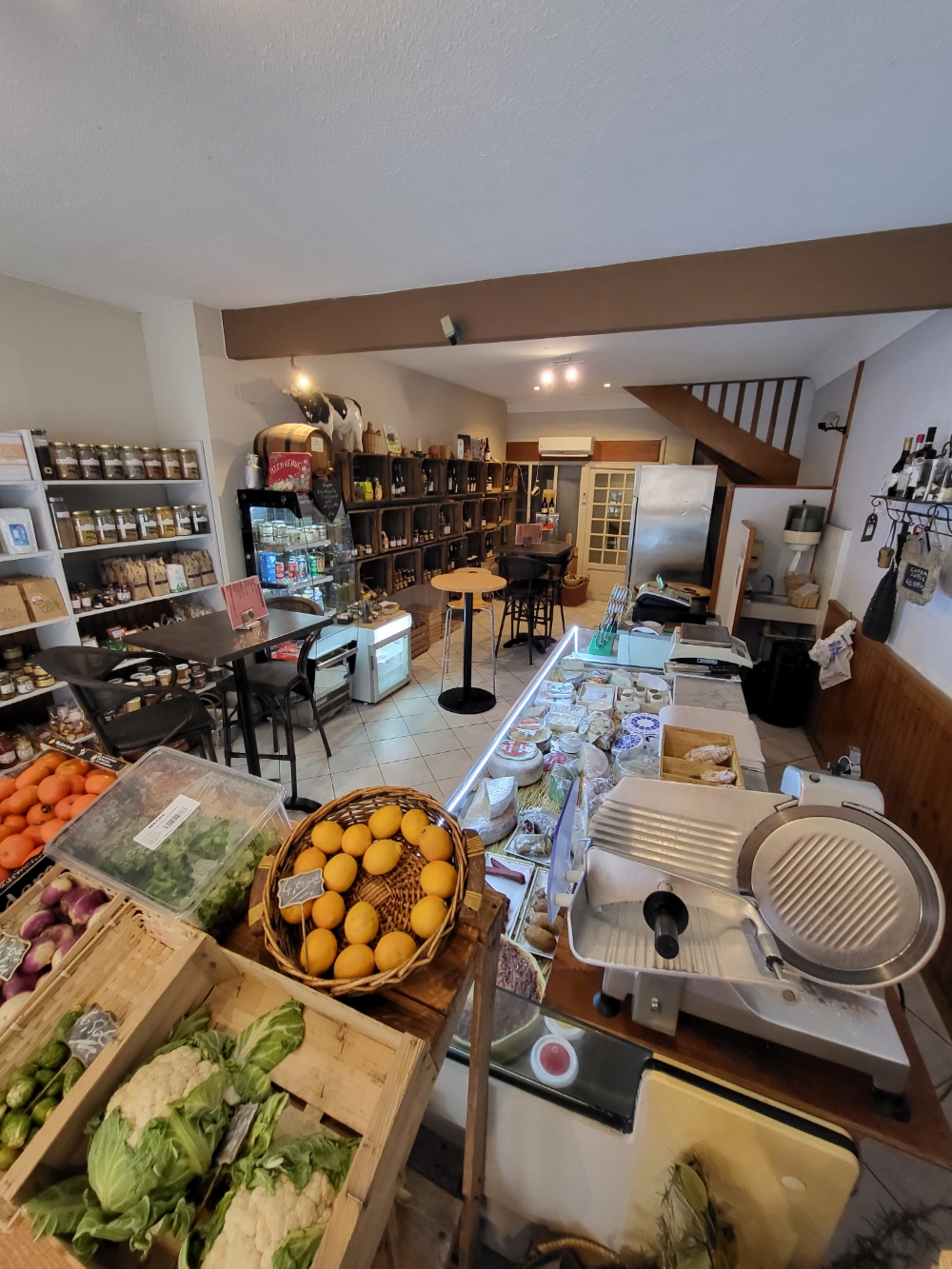Dpt Saône et Loire (71), à vendre PIERRE DE BRESSE Primeur - Epicerie petite restauration
PIERRE-DE-BRESSE (71), entre Chalon-sur-Saône et Dole, fromagerie - épicerie fine dans la rue commerçante du village (environ 2.000 habitants).
Mise en place en avril 2024 d’une offre de restauration, avec 7 places à l’intérieur et 10 places en terrasse.
L’originalité et la qualité des produits font de ce commerce une belle opportunité, à un prix raisonnable !
Bien situé dans la rue, parking facile.
Affaire tenue par une seule personne.
Bonne clientèle.
400 Abonnés environs sur les réseaux sociaux.
Dernier CA : 109 k€ HT.
Le local commercial est grand (78m²), comprenant une surface de vente de 38m², ainsi qu’un labo (10m²), un bureau (10m²) et une grande réserve.
Loyer faible : 520 €.
POSSIBILITE D’ACQUERIR LES MURS, comprenant le commerce ainsi qu’à l’étage un 2 pièces à rénover.
Possibilité de modifier la destination du local selon le projet du repreneur.
En vente en raison d’un rapprochement familial dans une autre région.