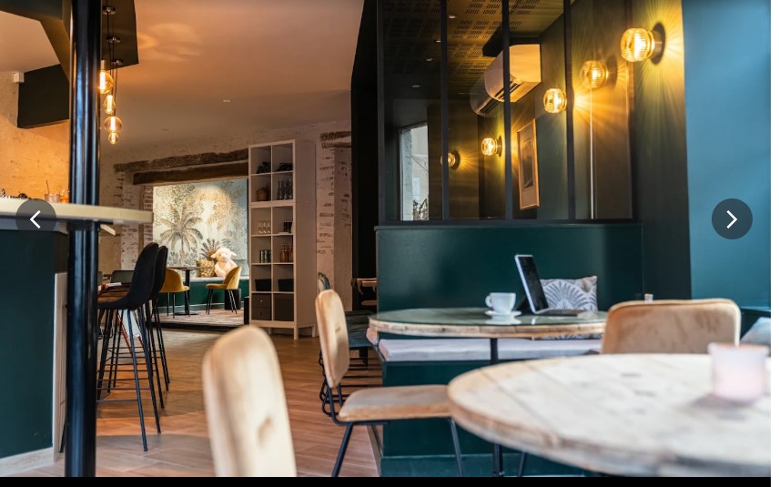 À céder fonds de commerce de café-restaurant avec Licence IV, 
établissement reconnu pour son ambiance chaleureuse et son excellente notoriété (Google 4,9/5). 
Le fonds comprend le bail commercial, la licence IV, les aménagements, ainsi que le mobilier et le matériel de restauration récents, permettant une reprise immédiate sans investissement complémentaire. 
Surface d’environ 200 m² sur trois niveaux : -Rez-de-chaussée : bar, cuisine haut de gamme tout équipée, salle de restauration (28 couverts), grande cave pour stockage et terrasse estivale -1er étage : espace réceptions, repas de groupe ou événements, avec possibilité de logement -Dernier étage : grand plateau offrant de multiples possibilités d’exploitation 
Chiffre d’affaires d’environ 120 000 €, réalisé uniquement les midis et le vendredi soir, laissant entrevoir un fort potentiel de développement. 
Hôtel à proximité immédiate sans restauration, générant une demande complémentaire. 
Bail commercial 9 ans (4ᵉ année en cours) – Loyer très attractif : 600 € / mois. Affaire saine et évolutive, idéale pour un repreneur souhaitant développer restauration, événementiel et privatisations.