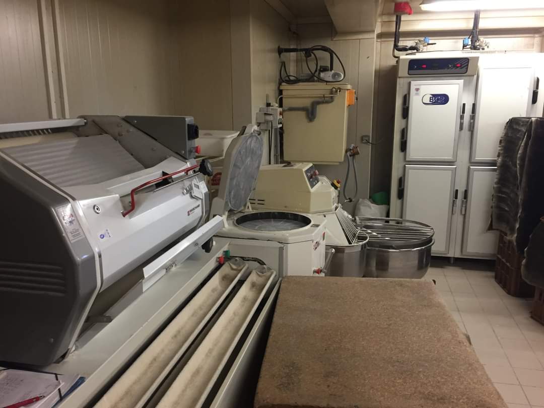 A vendre fond de commerce et matériel boulangerie pâtisserie située au coeur du Morvan,  à Planchez, en plein bourg sur un axe passant entre les settons et château chinon, dans la Niévre. Les locaux appartiennent à la mairie du village. La boulangerie dispose de 2 grands laboratoires, une boutique spacieuse et remise à neuf, les photos arrivent prochainement, un garage, une cour arrière. Planchez est une commune se situant a 2h30 de paris et 2h30 de Lyon. Ce village est situé entre le lac de panneciere et le lac des settons, qui sont des lacs particulierement prisés en période estivale. A planchez nous pouvons retrouver une boucherie un bar tabac auberge restaurant, un hôtel restaurant, un garage avec pompe a essence.