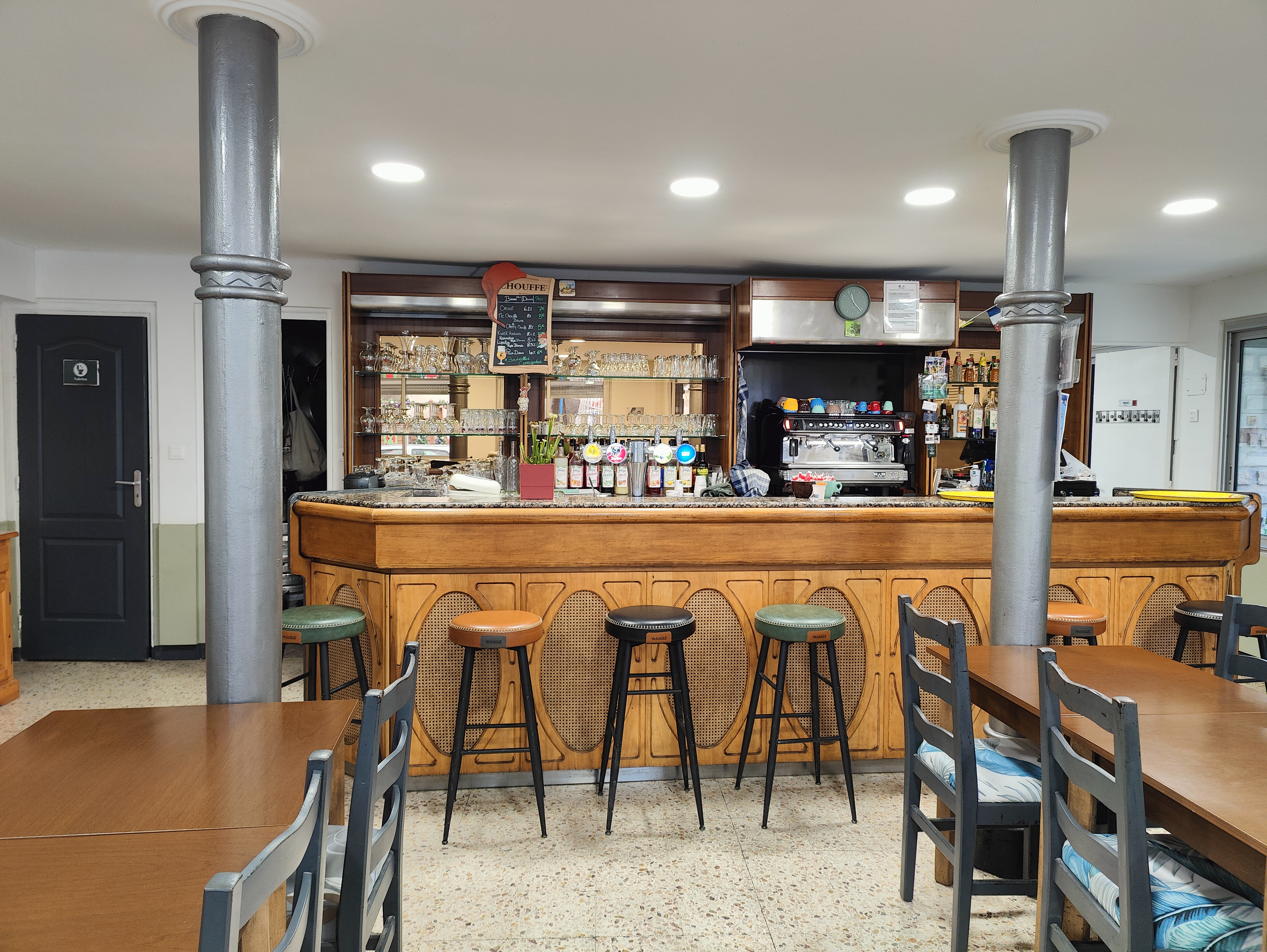 Fond de commerce de bar à vendre, cause décès.
Licence 3.

Petit bar de village situé à la Roquebrussanne (83) avec une clientèle fidèle, bien placé au centre du village. Gros potentiel à développer si motivé (plat du jour, soirs, weekends, soirées à thèmes...).
30 places assises, petite cuisine, avec 1 terrasse en face du bar.

CA: 75 000€
Prix: 38 000€ (possibilité de négocier, dans la limite du raisonnable)