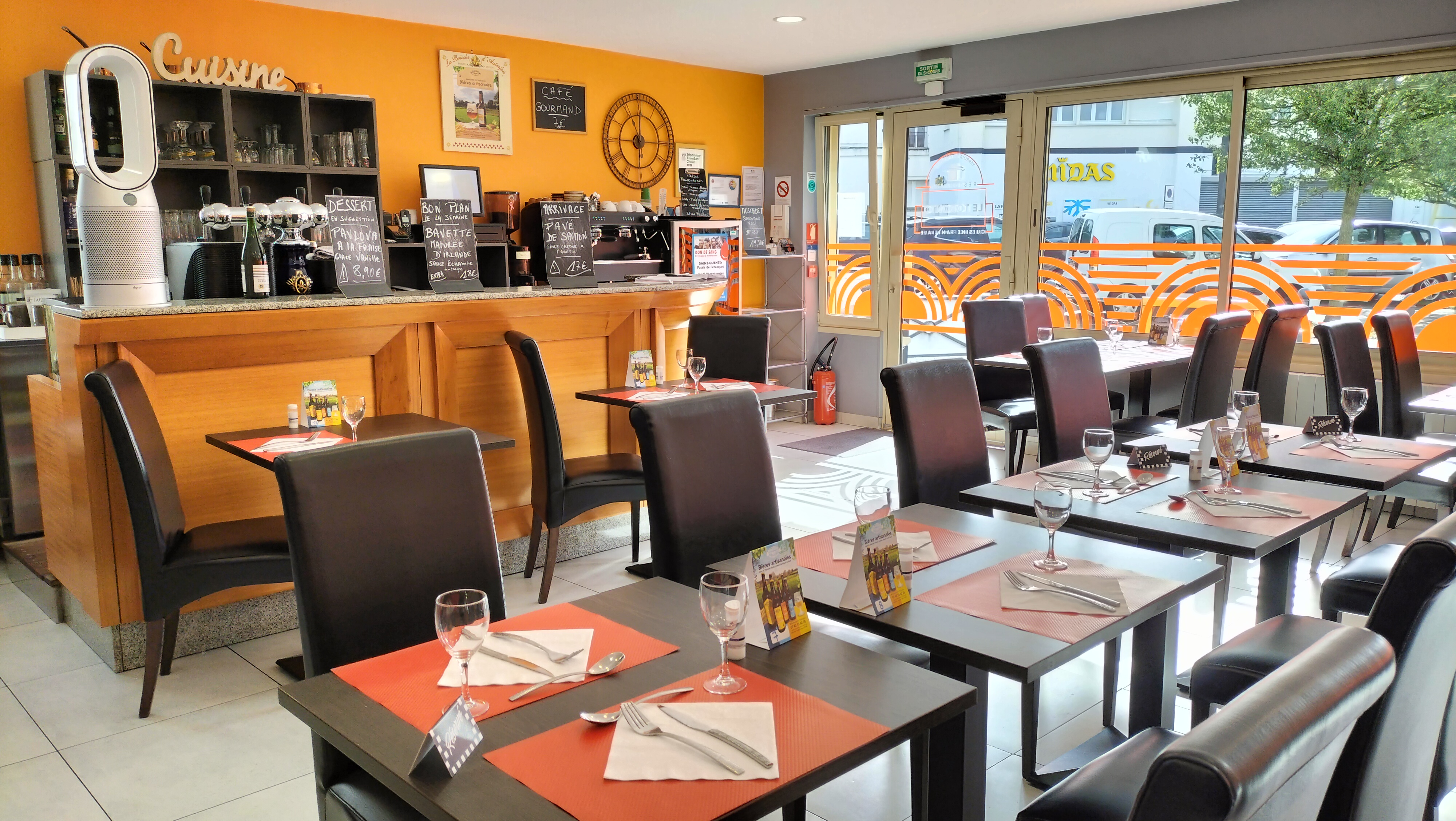 Vends fonds de commerce de restauration traditionnelle pour cause de départ à la retraite
LE TORONTO 16 Avenue Faidherbe 02100 St Quentin.
Accompagnement possible . Visite sur rendez-vous.
Notre affaire est prête à être exploitée de suite sans aucun investissements.
Matériels de salle et de cuisine récents
Emplacement sur une artère passante avec stationnement gratuit en face du restaurant
Très bonne réputation du restaurant sur les réseaux sociaux , bouche à oreille , google....
Fort développement du chiffre d'affaire possible (actuellement ouvert uniquement le midi)
5 semaines de fermeture
Faible loyer
CA : 2023/ 2024 / 2025 : CA moyen 182000€ . Bonne rentabilité
Prix net vendeur (le fonds de commerce) : 120000€
Salle 40 couverts
Terrasse
Périmètre centre ville
Curieux s'abstenir