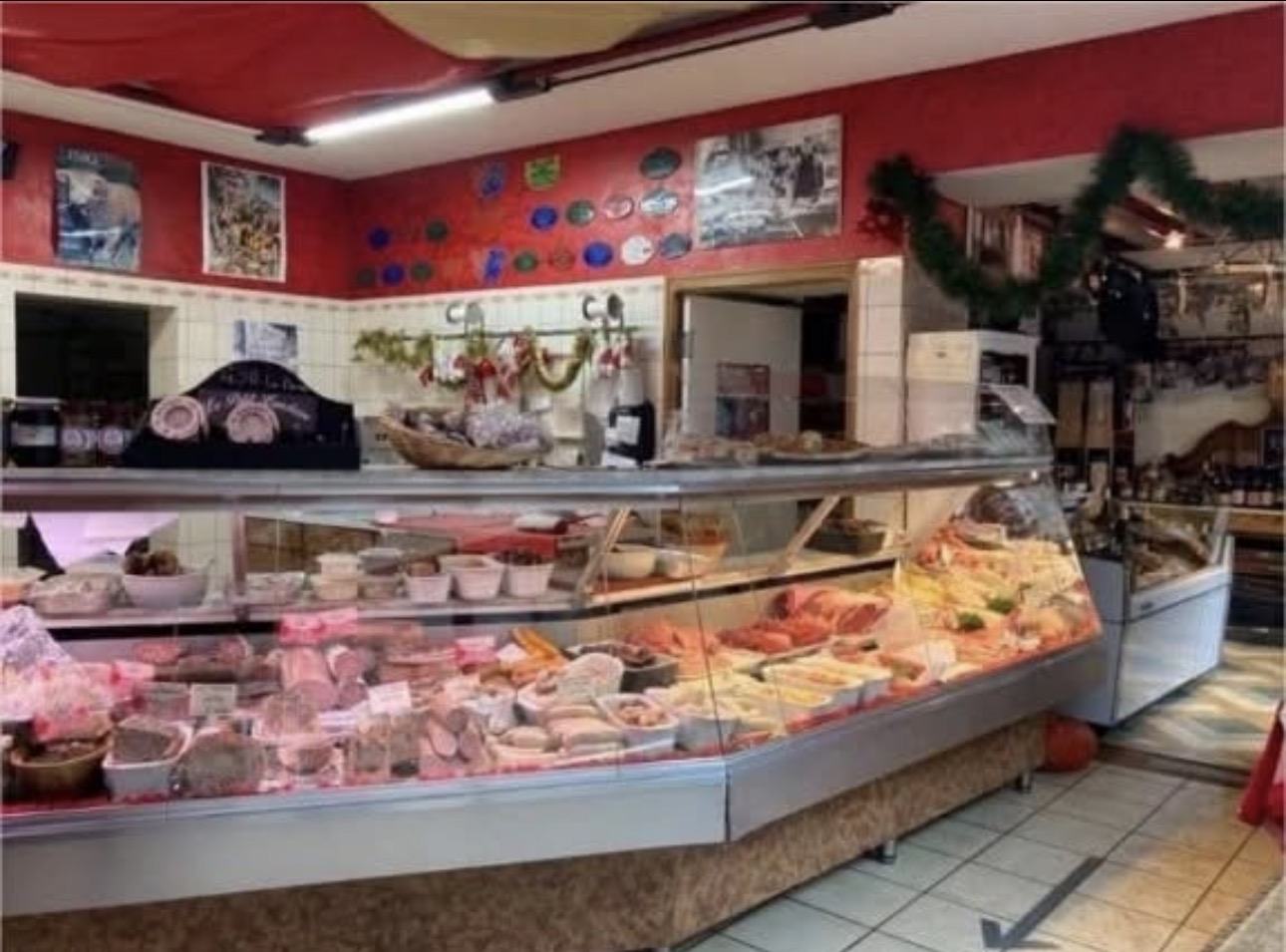 𝗔 𝗩𝗘𝗡𝗗𝗥𝗘  - 𝗦𝗔𝗜𝗡𝗧 𝗕𝗘𝗡𝗢𝗜𝗧 𝗗𝗨 𝗦𝗔𝗨𝗟𝗧 (𝟯𝟲𝟬𝟬𝟬 )

Vends Boucherie-Charcuterie-traiteur, tenue depuis 40 ans, située au coeur d'un des plus beaux villages de France. Le magasin à une superficie de 42m2, les labo 40m2, le local est également équipé de deux chambres froides, d'un bureau et d'une buanderie. L'équipe de travail est constituée du couple d'exploitants (départ en retraite).