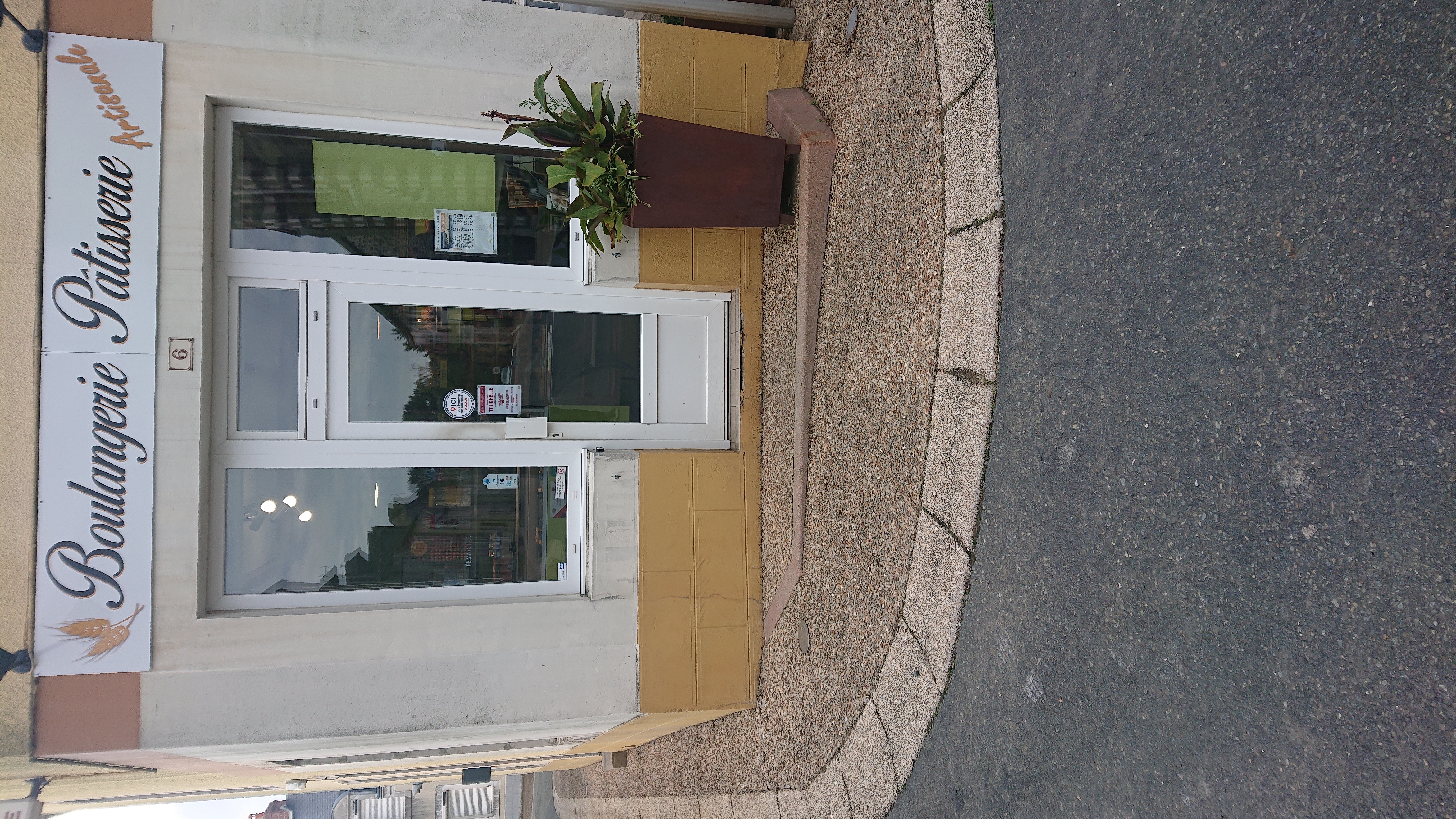 A vendre boulangerie pâtisserie située dans le Nord Sarthe au cœur des Alpes Mancelles. 
Cette une affaire viable avec un bon potentiel et toujours en constance évolution.
Fermeture le mercredi et 5 semaines de vacances annuels.
L'ensemble du matériel est en très bon état et récent!!! 
Le loyer est modéré.
Grand logement!!!