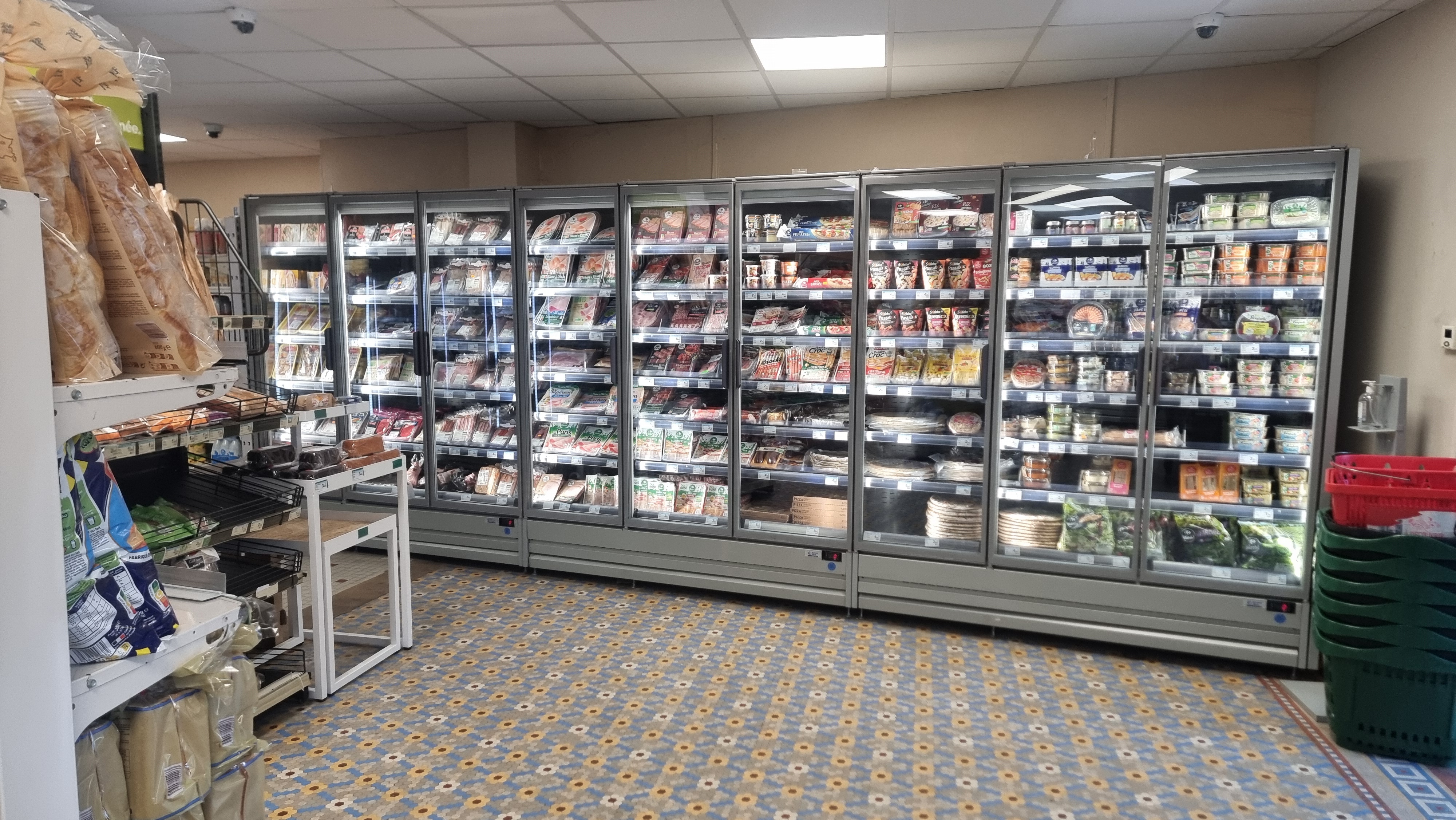 Vends  fond de commerce Alimentation, supérette  8 à  huit
De 156m carré  sous franchise Carrefour
160000 euros ..
Magasin rural ....pas de concurrence directe
Passage Carrefour Express prévue avec les nouveaux acquéreurs 
...nous arrêtons après 24 ans d'activités pour des problèmes  de santé