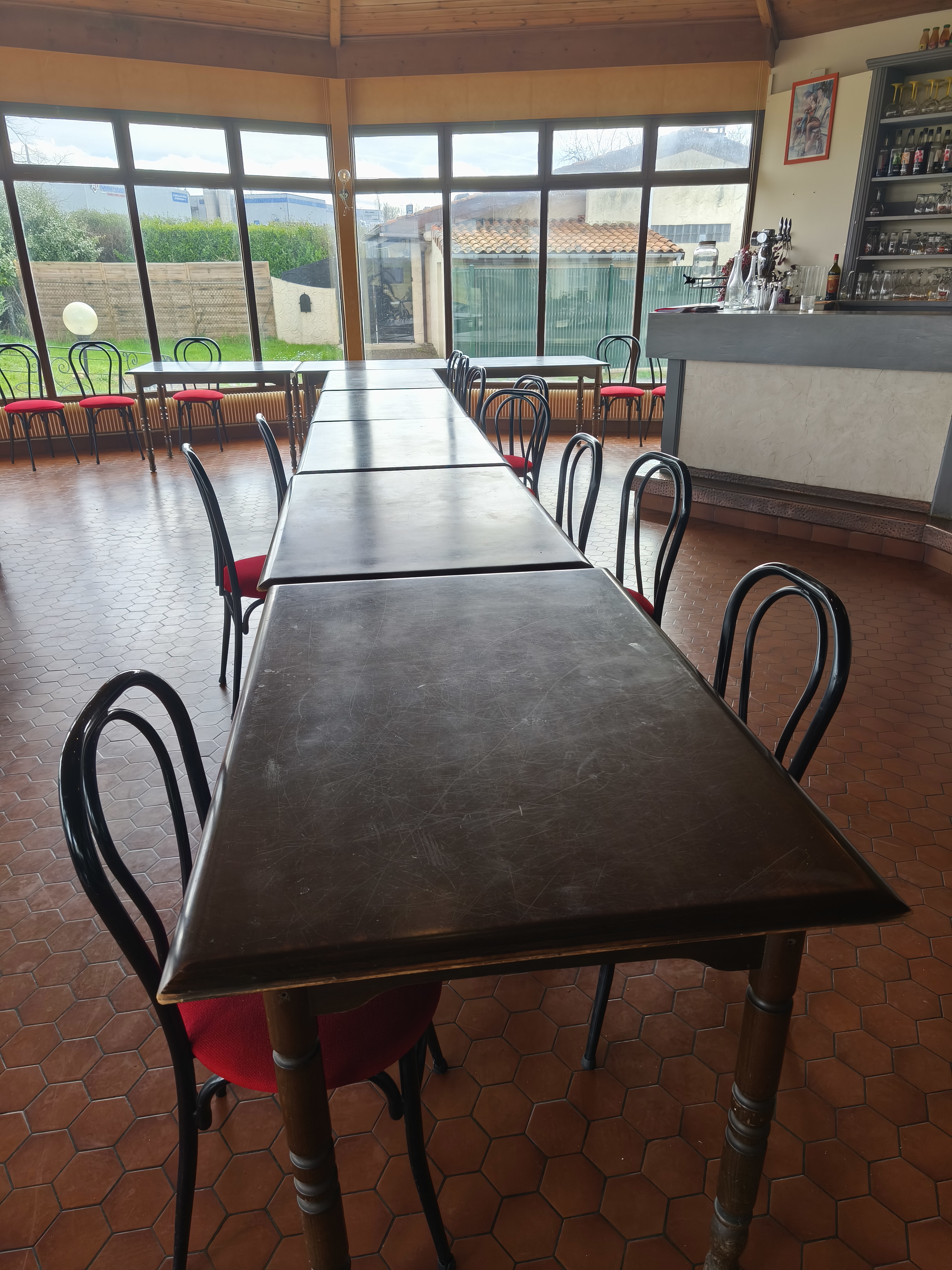 Restaurant prêt a travailler.3 salles, terrasse, cuisine équipée,wc handicapé rampe d accès.. grand parking.contrat avec hotel .énorme potentiel.axe important.urgent