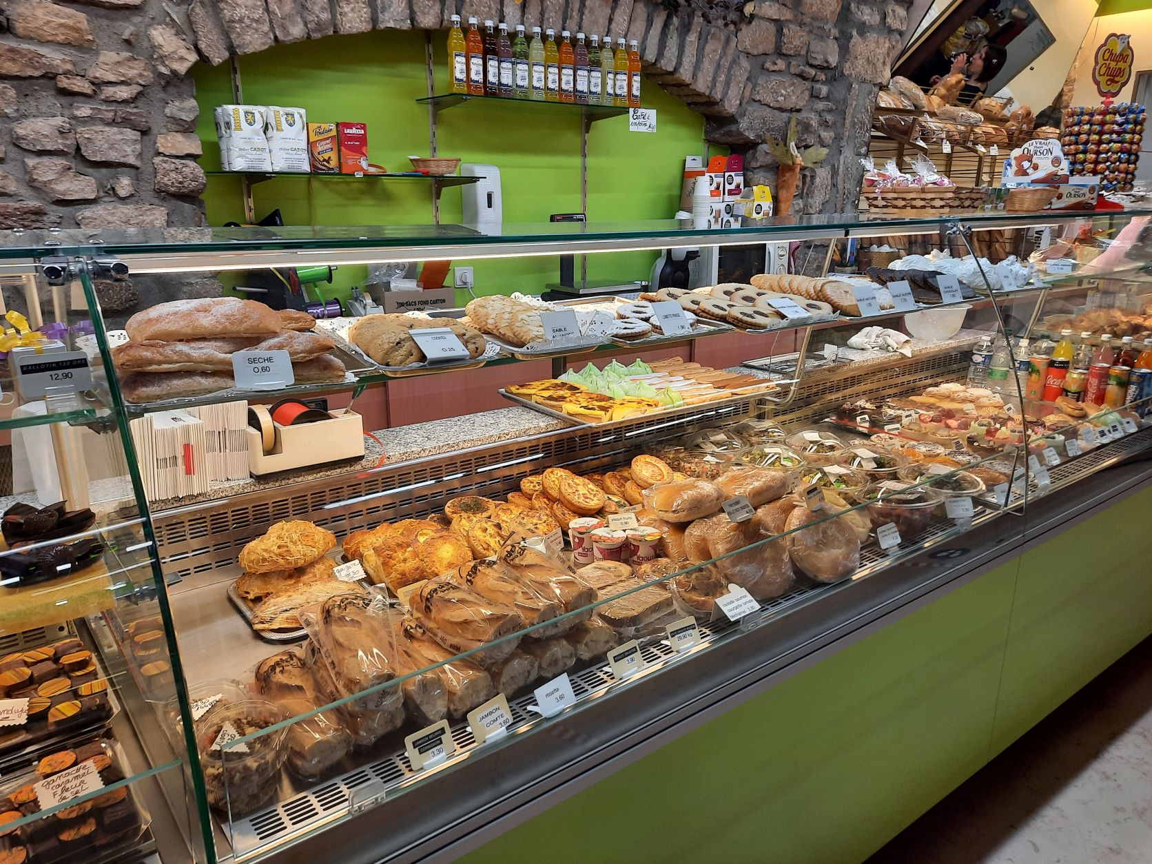Vends, cause santé, fonds artisanal boulangerie/pâtisserie/snacking, au cœur de la cité administrative et du centre historique de Besançon. 
Le fonds est composé de deux établissements localisés en proximité, le premier de 170m2, idéalement situé en centre-ville historique de Besançon et le second de 240 m2 situé dans le quartier du palais des sports. 
Vous disposez de tout l’équipement très récent de boulangerie/pâtisserie : fournil très complet, laboratoire pâtisserie, laboratoire chocolat, laboratoire traiteur, chambre froide, surgélateur.
Le fait maison est réalisé par une équipe de professionnels diplômés et expérimentés, composée de deux pâtissiers et du dirigeant, assistés de deux vendeuses dont une à temps partiel.
La clientèle est composée d’habitués de proximité, des personnels des administrations publiques environnantes et du passage touristique. 
Les loyers HT des établissements sont attractifs et respectivement de 820€/mois et de 275€/mois.  
Le CA HT en 2021, année Covid, est de 205 k€.
Vous êtes amoureux du fait maison, prêt à reprendre une activité en cours avec de réelles possibilités de belle progression, cette affaire est pour vous.
Le prix de vente est de 150k€. 
Agences et assimilés, s’abstenir. 
Premier contact par SMS.