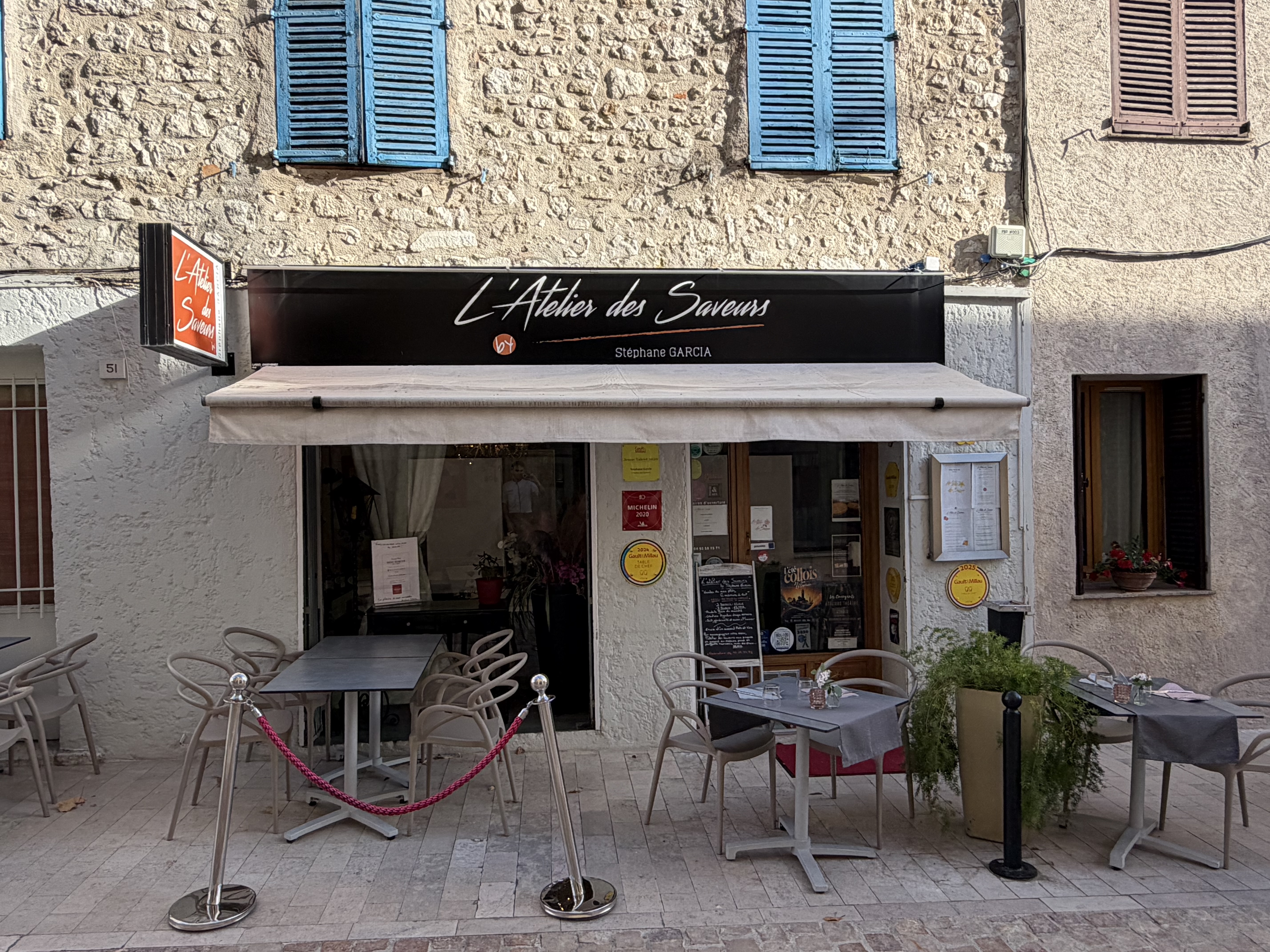 À VENDRE RESTAURANT DE CHARME À LA COLLE-SUR-LOUP

Belle opportunité de reprise avec L Atelier des Saveurs, restaurant reconnu et exploité avec succès depuis 2018 au coeur de La Colle-sur-Loup, à proximité de Saint-Paul-de-Vence et de la Côte d Azur.

Les points forts :
Excellente réputation et clientèle fidèle
Environ 24 places en salle + terrasse de 20 couverts
Cuisine professionnelle entièrement équipée et parfaitement entretenue
Faible loyer : 500 / mois
Bail commercial 3/6/9 renouvelé
Aucun investissement à prévoir
Affaire saine, rentable et clé en main

Actuellement exploité sur des horaires réduits, l établissement offre un fort potentiel de développement en élargissant les jours et horaires d ouverture.
Idéal pour un couple de restaurateurs ou un professionnel souhaitant s installer dans un cadre de vie exceptionnel entre mer et arrière-pays.

Accompagnement à la reprise possible.

Dossier complet et informations complémentaires sur demande.