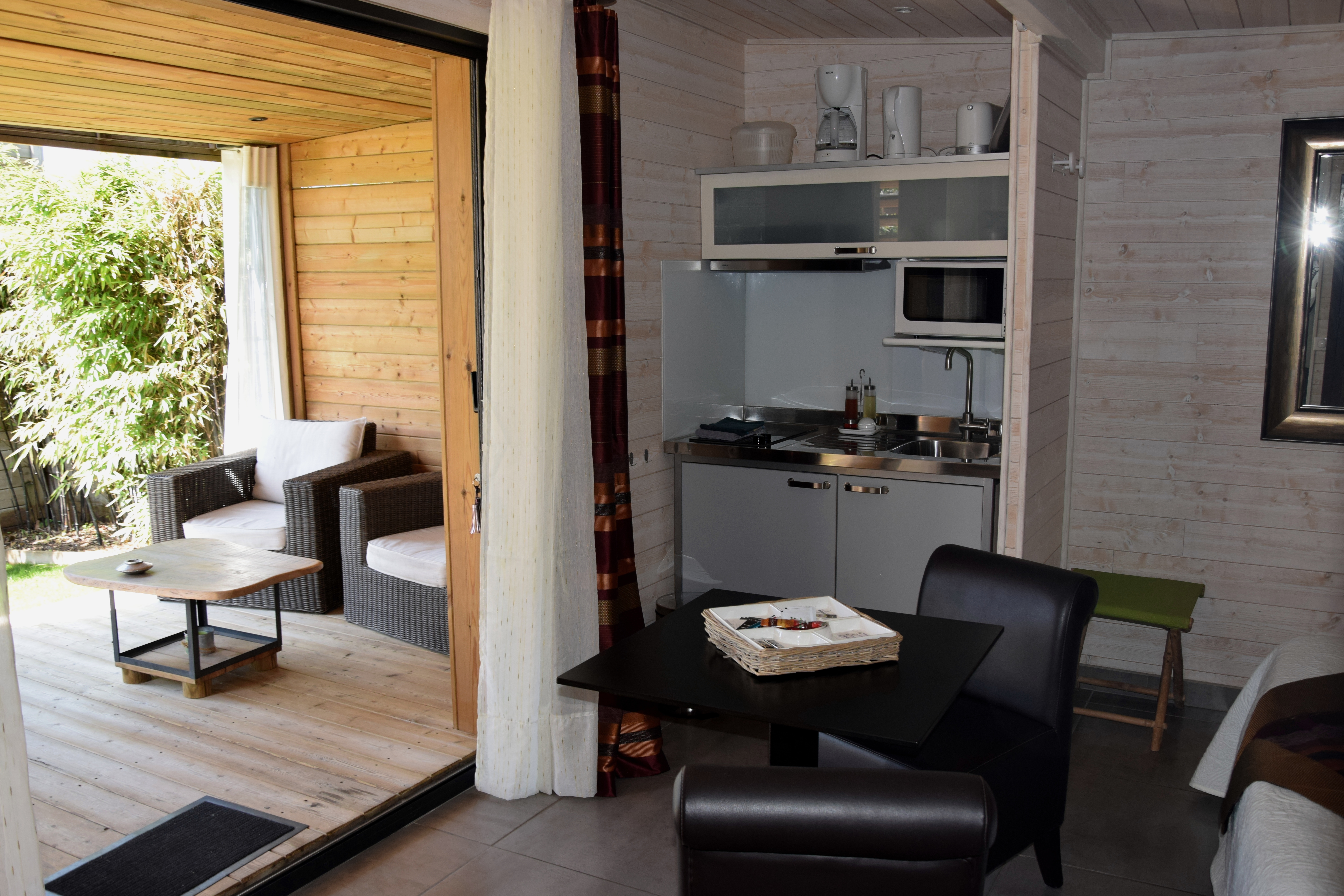 3 LODGES EN BOIS de 25m2 tout équipés  (2 personnes/lodge), 15 ans d'activité commerciale,
+ MAISON D'HABITATION à aménager entièrement de 75 m2 env., garage attenant de 20 m2 env.
Jardin dans une ambiance zen avec piscine balnéo chauffée et sauna infrarouge.
Parking sécurisée
Le tout sur terrain de 1000 m2.
 Situé à 10 mn d'Agen dans un village authentique et remarquable.
Pour tous renseignements nous contacter.