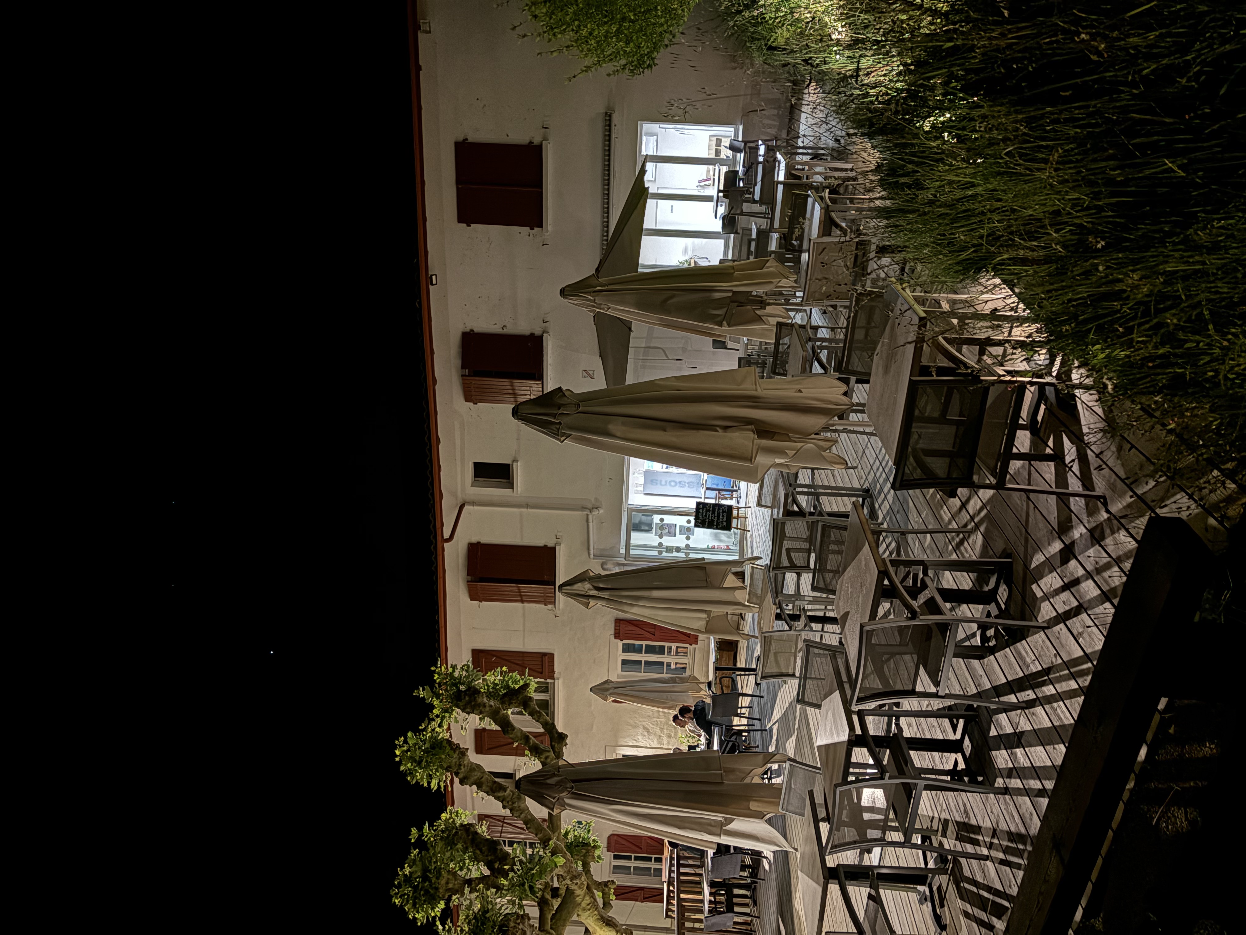 Cause nouveau projet,

Cède droit au bail restaurant au coeur du Pays-basque.
Établissement très agréable en milieu rural, loyer faible.
Composition : 
- une salle de bar d'une capacité de 26 couverts
- une salle restaurant plus intime de 26 couverts
- une magnifique terrasse de 100m2 avec platanes pouvant recevoir une 60aine de couverts ainsi que des concerts.
-une cuisine très spacieuse et lumineuse de +/- 40m2 tout équipée 
-  un espace plonge avec machine à laver
- un parking de 600 m2.
A développer une offre du midi - carte de produits locaux - et l'emporter sur des pizzas forte demande.
Etablissement idéal pour un couple.
Possibilité de logement sur place à voir.
Actuellement une grosse partie communication et une belle visibilité sur les réseaux est en place.
Présence sur l'OT, l'union des commerçants, un guide en ligne tourisme réputé.

Urgent - négociable dans la limite du raisonnable.
