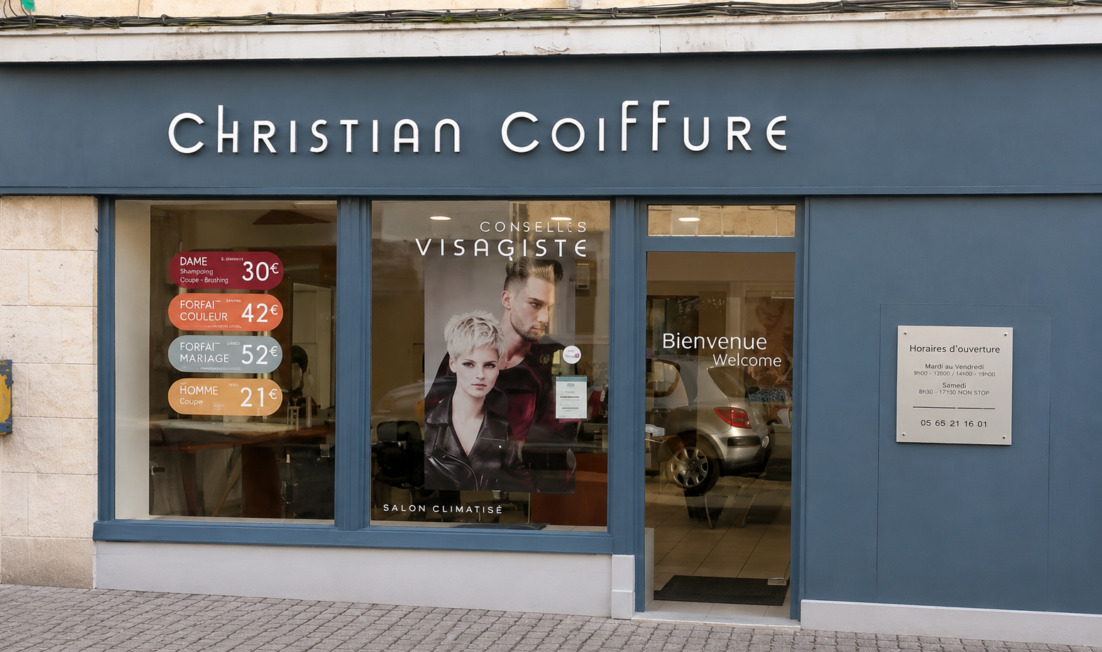 En plein centre-ville de Melle , avec parkings gratuits à proximité immédiate , ce fonds de commerce de coiffure représente une belle opportunité pour un professionnel souhaitant reprendre un salon clé en main , déjà exploité et avec une clientèle fidèle .

Le local d'environ 45m² est bien agencé et comprend :
Un espace accueil avec comptoir , 3 postes de coiffage , dont 2 postes coiffure/barbier (fauteuil Belmont) , et 1 bac de lavage
Un deuxième espace avec 2 postes de coiffage et 1 bac de lavage
Une réserve
Une courette
Une cave

Les points forts :
Emplacement central
Facile d'accès
Parkings gratuits à deux pas
Clientèle régulière et fidèle
Aucun salarié à reprendre
Aucun passif
Salon exploitable immédiatement

Le prix comprend :
Le matériel
Le mobilier
La clientèle
Le droit au bail

Chiffres clés :
CA 2025 : 59 575 € HT
EBE : 11 097 € HT , soit 18,6 %​ du chiffre d'affaires
Loyer : 460 € HT/HC par mois

Fort potentiel de développement pour :
Un coiffeur souhaitant se mettre à son compte
Un duo d'associés
Une structure avec gérant 
Un salon souhaitant élargir son amplitude d'ouverture et ses prestations

Profitez d'être accompagné par un réseau de proximité dédié aux salons de coiffure indépendants : pilotage, gestion, management, formation des équipes, techniques, produits et référencement.

Prix ​​: 32 000 € FAI

Une vraie opportunité pour reprendre un salon bien placé, opérationnel, avec un faible loyer et un potentiel de progression.