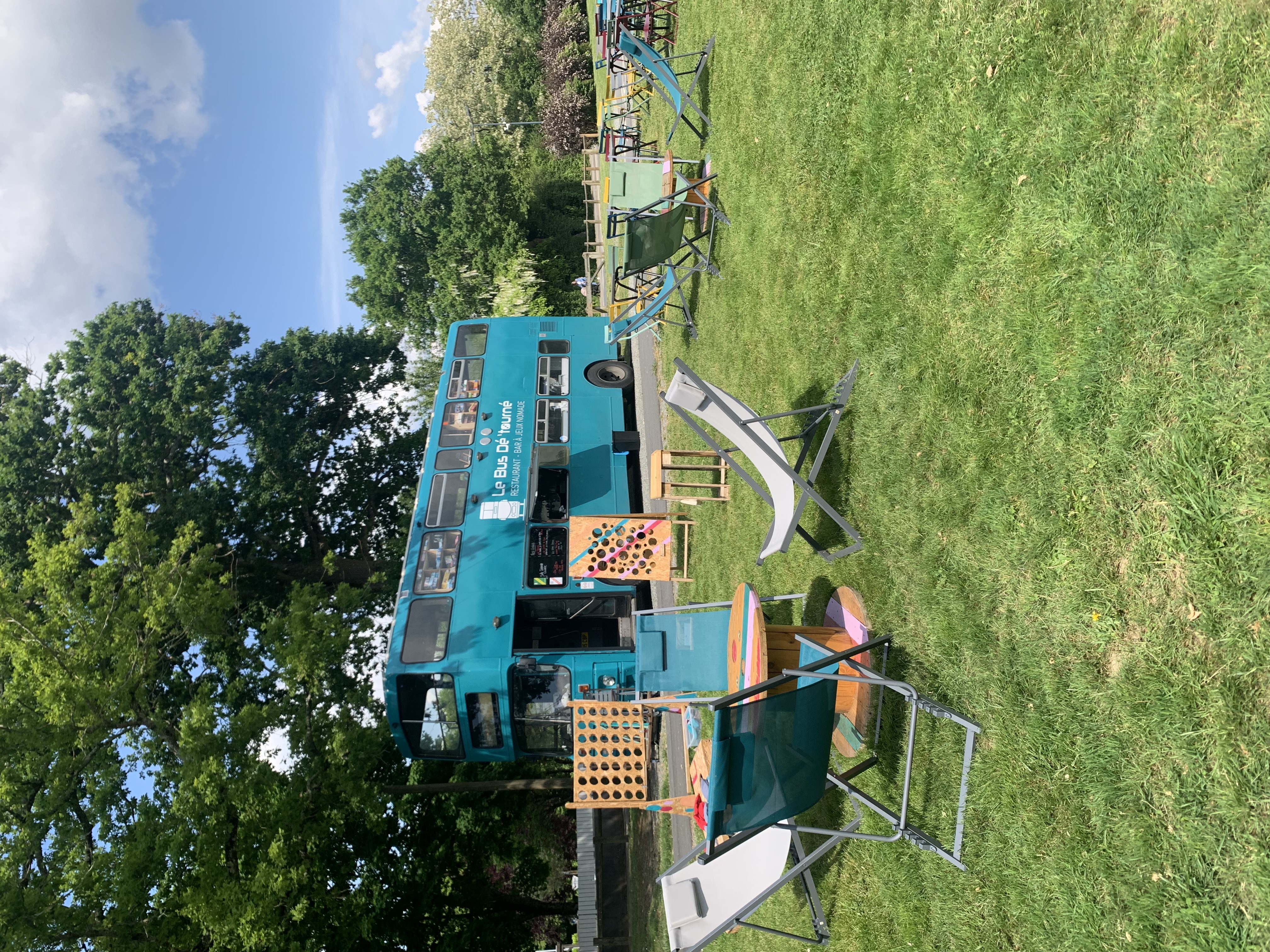 A VENDRE 

Bus impérial Anglais “Leyland Olympia 1990 Alexander” transformé en restaurant-bar à jeux nomades. 

Vous recherchez un concept unique en France ? 
Voici une pièce rare et emblématique qui attire l'œil et la curiosité grâce à une visibilité de loin et un concept très attractif.
Exploitable toute l’année grâce à sa salle de restaurant à l’étage du bus. 
Entièrement prêt à exploiter, clé en main sans travaux ni investissement supplémentaire. 

°Bus roulant, carte grise collection Française. Non assujetti au contrôle technique. Se conduit avec un permis poids lourd (catégorie C). 
°Bus équipé de panneaux solaires et de batterie lithium pour être en autonomie. 

Aménagement 
Au rez de chaussé (14m2 environ) ; cuisine professionnelle aménagée (four, plaque, hotte, table inox, plonge, frigo saladette, congélateur, frigo top, frigo bar, tireuse 2 becs, etc).
Ouverture latérale de 2 fenêtres (avantage : prise de commande, paiement et envoie plus fluide).
Atout : un WC autonome avec meuble lavabo et porte serviette. 

A l’étage 
Salle de restaurant confortable avec banquettes de 24 places assises répartie sur 7 tables. Chacune d’elles possède un éclairage et une prise électrique. 
2 grandes ludothèques comprenant environ 200 jeux de sociétés. 
Salle équipée d’une climatisation monobloc (ventilation idéale pour l’été) et d’un chauffage autonome à air pulsé au diesel (pour la saison hivernale).

Equipement extérieur 
Tables & chaises pliantes (une trentaine de places assises), touret, transat, 2 barnums, mange debout, jeux géants en bois. 


Chiffres :
Ouverture chaque semaine comprenant 2 journées complètes et 2 soirées. 

Année 2025 : Du 5 février au 31 décembre (fermé pendant 3 semaines)
Chiffre d’affaire : 105 742€
EBE : 26 497€

Bilan disponible à la demande. 

Offre : 
Fond de commerce : 85 000€
Rachat des actions : 10 000€


N’hésitez pas à nous contacter pour plus d'informations et nous demander l’annonce complète et détaillée de la vente.