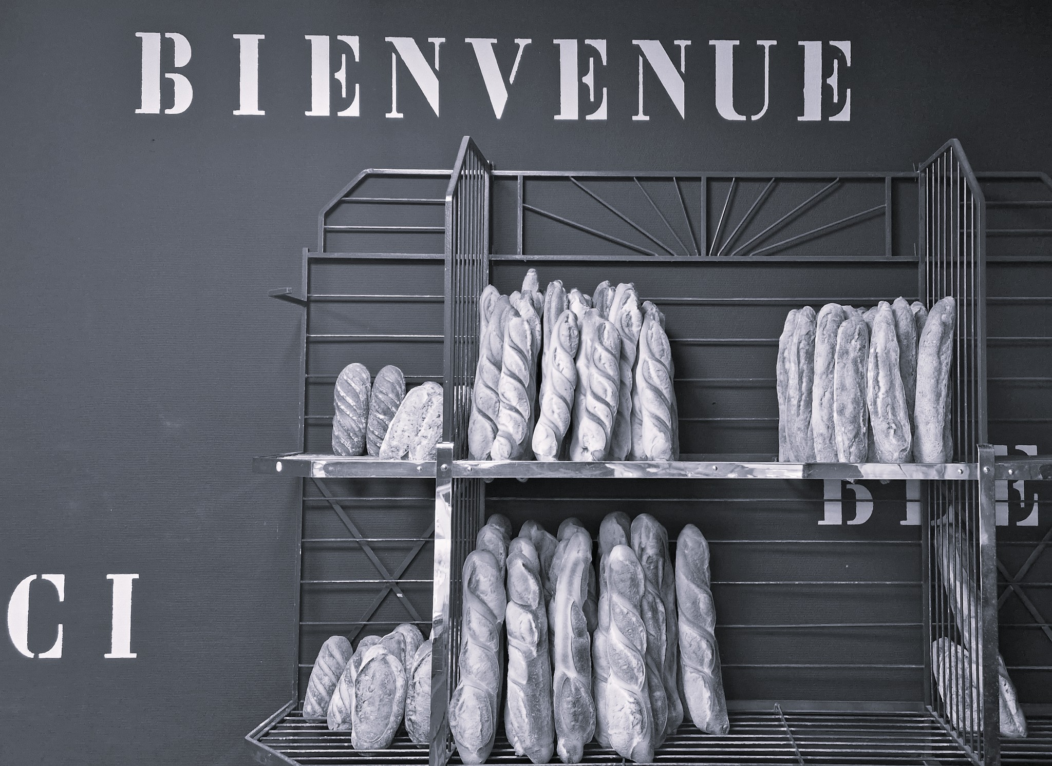 Boulangerie-pâtisserie de Planchez (58) cherche ses repreneurs
 
La boulangerie est située sur la commune de Planchez
Située au cœur du Parc Naturel Régional du Morvan, le village se situe à moins de 7 km du Lac des Settons (300 000 visiteurs). 
Informations sur la boulangerie : 
- Reprise gratuite du fonds de commerce (fonds à créer) ;
- boulangerie équipée (four, pétrin, diviseuse ronde, façonneuse, surgélateur, repose pâtons, batteur, chambre de fermentation …) permettant une ouverture rapide ; 
- Appartement F4 à l'étage 
- Loyer commerce : 350 € / mois – Loyer logement : 450 € / mois

 Planchez  : 
Commune couverte par la fibre et la téléphonie ; 
1 hôtel-restaurant (30 chambres), 1 bar-tabac-FDJ et hôtel (7 chambres), 1 boucherie, 1 garagiste auto, 1 camping, 1 agence postale communale, de nombreux artisans
Des évènementiels dont 1 convention de tatouage (tattoo), 
Pour plus de détails et organiser une visite, contactez M. Laurent LIBRERO, Maire au 03 86 78 42 03 – mairie.planchez@gmail.com 
Lien : https://www.planchez.fr/