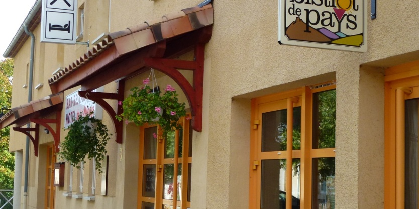 La commune de Barret sur Méouge – 05300, village de 200 habitants, situé à  la sortie des Gorges de la Méouge, à 30 minutes de la ville de Sisteron, recherche gérant(e)s pour son auberge communale.
L’établissement très récent, qui bénéficie du label Bistrot de Pays, comprend un bar, une salle de restauration avec terrasse et baies vitrées (environ 30 couverts), ainsi qu’une grande salle de restauration de 75 couverts utilisable sur demande, 7 chambres d’hôtel, une terrasse plein air équipée d’une cuisine snack de 30 à 40 couverts, un appartement de fonction T3 (possibilité T4), un parking privé, le tout dans un cadre naturel et touristique.
Montant du loyer : 1885€ TTC/ mois plus charges 120€ TTC.
L’établissement est disponible au 1er décembre 2025.
Vous êtes qualifié et expérimenté en restauration et souhaitez vous investir dans un projet articulé sur la convivialité et la valorisation des produits locaux, adressez au plus vite votre candidature :
CV + Lettre de motivation à la mairie de Barret sur Méouge, place du village – 05300 Barret sur Méouge.