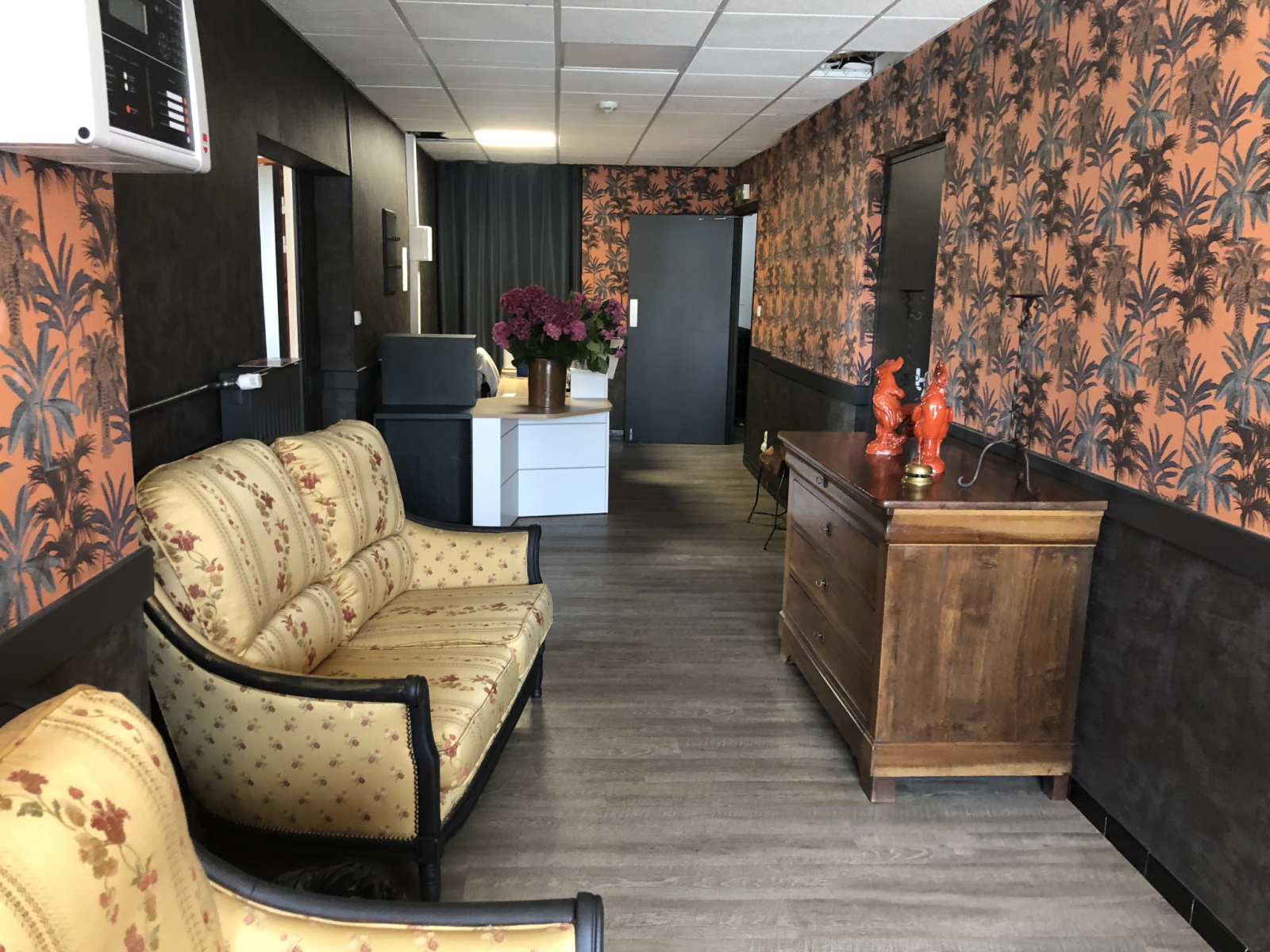 Situé en plein centre d’un charmant village de Haute-Loire, à proximité du Lac du Bouchet et des gorges de l’Allier, cet ancien hôtel-bar-restaurant offre un fort potentiel pour un projet d’accueil ou de résidence familiale ou de création de nouveau fond de commerce.
Le bien se compose de :
10 chambres réparties sur plusieurs niveaux, idéales pour créer des chambres d’hôtes ou accueillir une grande famille.
Une belle salle de restauration, lumineuse et spacieuse, parfaite pour conserver une activité de restauration, aménager un espace convivial ou transformer en salle de réception ou de grande pièce à vivre.
Un emplacement privilégié : Proche du chemin de Stevenson et traversé par le GR 470, au cœur d’un secteur touristique et nature, apprécié des randonneurs et voyageurs en quête d’authenticité.
Ce bien peut être vendu à titre professionnel ou en maison d’habitation, ce qui lui confère une réelle liberté d’aménagement selon vos envies et projets.
Avec son charme, son histoire et son potentiel, il représente une opportunité rare pour développer une activité touristique (chambres d’hôtes, gîte, accueil de groupes) ou pour créer une vaste maison familiale dans un cadre préservé et dynamique.
264 000 euros Mur et matériels complet