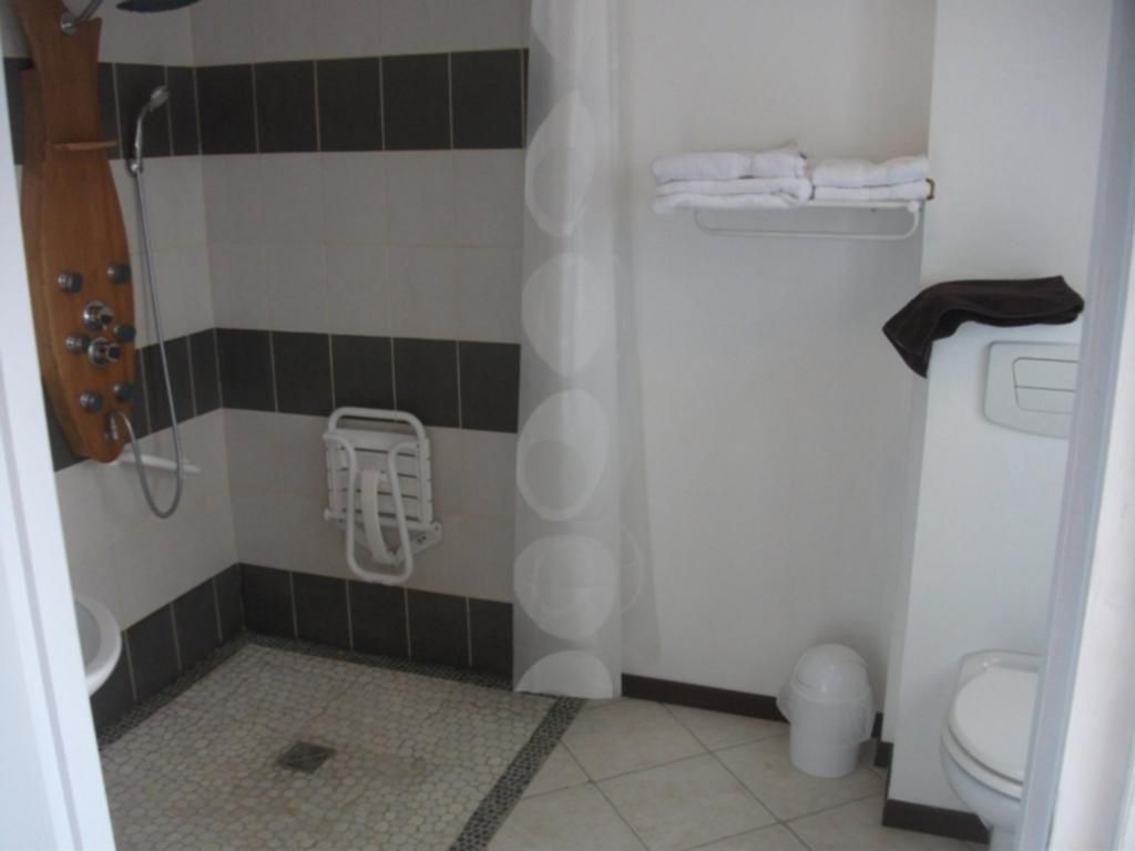 Auberge de charme, avec gros potentiel tant en hébergement qu'en restauration, plus de 20 chambres, deux grandes cuisine équipées maternel pro en bon état, Idem pour l hôtel et le restaurant logement de fonction possible, 3 salles de  restaurants, trois terrasse....
Pas de fond de commerce à racheter, le prix demander correspond au matériel d'exploitation présent et à la reprise du pas de porte.
Surface commercial total 1150 m2
Loyer mensuel 2000€, possibilité d'achat des murs,
Licence 4 disponible à la location ou à la vente.
Photos complémentaire sur demande.