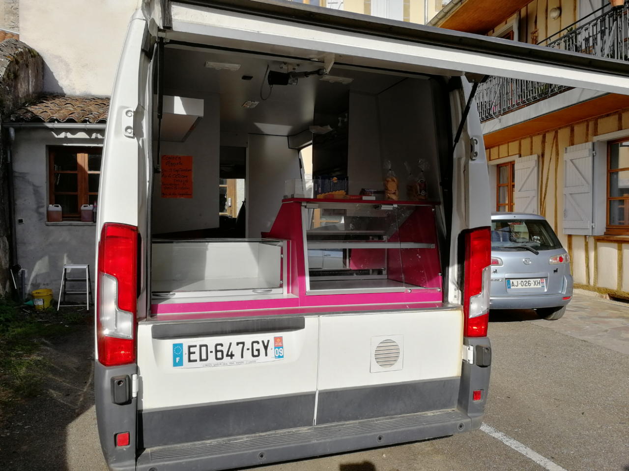 Fonds de commerce et bâtiment immobilier

Vous avez un projet professionel ? Venez prendre le relais de notre boulangerie. Installée depuis 1982, entreprise artisanale proposant boulangerie, pâtisserie, traiteur, située au coeur d'un petit village de 540 habitants. Fabrication de pâtisseries traditionnelles en cours de développement (snacking, ...), L'entreprise se compose de 7 salariés (boulangers, pâtissier, apprentis, vendeuses, vendeuse livreuse). L'immeuble attenant au magasin en pleine propriété est composé, au rez-de-chaussée, d'un laboratoire boulangerie-pâtisserie de 114 m2. Egalement 2 niveaux supplémentaires de 114 m2, libre pour accueillir tous vos projets. A l'arrière du bâtiment une place de parking permettant d'y placer le vehicule de tournée. Le magasin avec vitrine dispose d'un bel espace de mise en vente. La boulangerie dispose d'une fidèle clientèle, sans compter ses touristes. 
Chiffres d'affaires: 397 000 euros
Fonds: 160 000 euros 
Murs: 60 000 euros