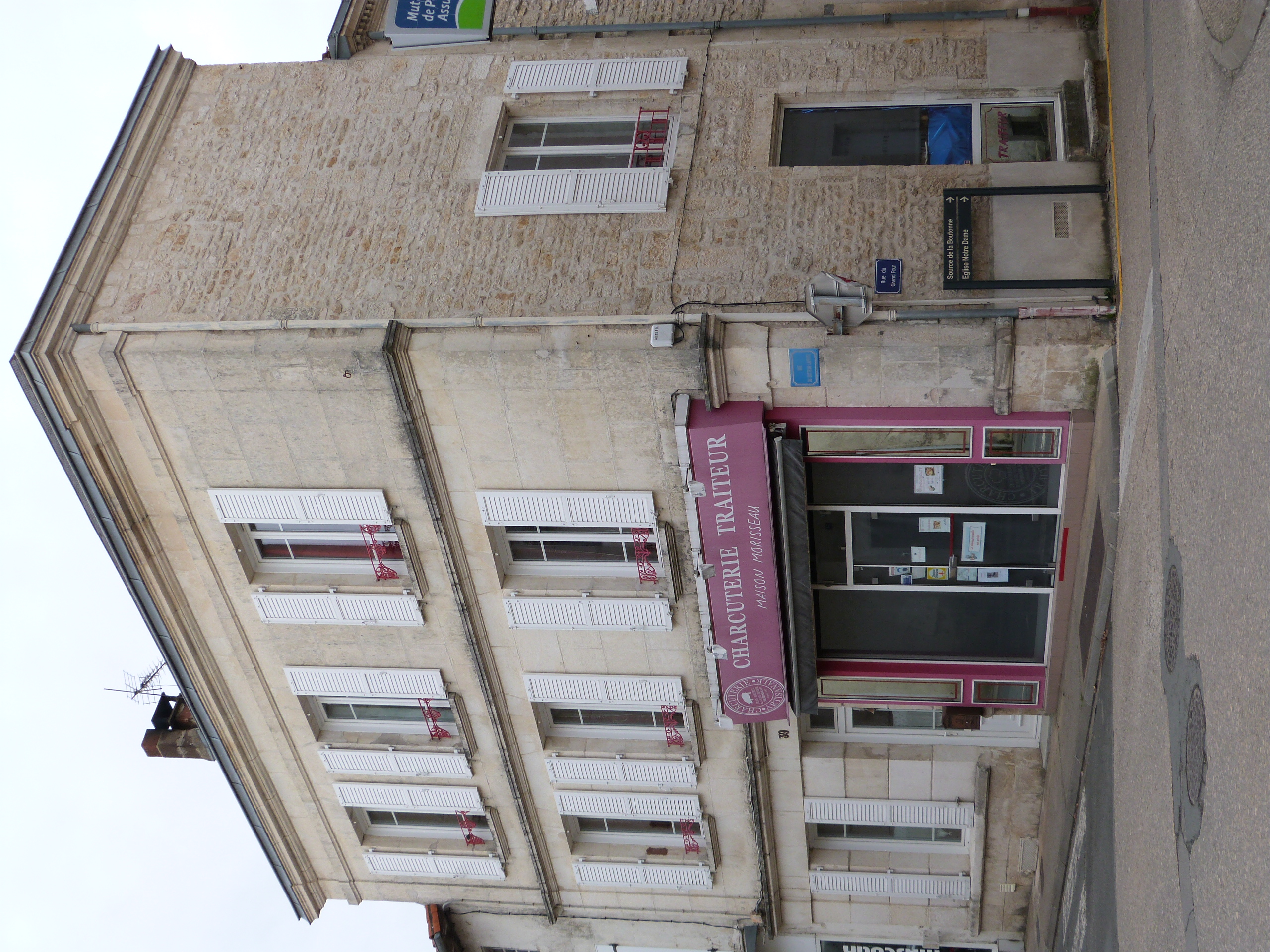 Pour cause retraite;

A vendre fond de commerce de Charcuterie Artisanale Traiteur.
Tenue depuis 40 ans par un couple dans un bourg commerçant d'une petite cité de caractère de 2400 hab dans le sud des Deux-Sèvres.

Chiffre d'affaire: 170000€. Prix de vente du fond 90000€. Bonne rentabilité. 
Vente de détail charcuteries 55%, service traiteur 32%, 1 marché hebdomadaire 13% . Possibilité de développement sur l'activité traiteur et boucherie.
Fermeture dimanche et lundi, 4 semaines de congés par ans.

Le local comprend un espace magasin, un laboratoire de transformation indépendant équipé de 37m² en bon état d'entretient et de fonctionnement, 2 chambres froides (28M3), un camion magasin en bon état, une partie habitation de 140M² incluant le magasin, 1 cour, garages, espaces de stockage 
Prix des murs: 180000€
tel: 05 49 29 80 56 ou 06 08 74 96 95