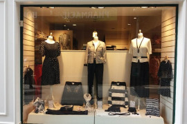 A vendre, cause retraite, fonds de commerce, boutique de prêt à porter féminin, située au coeur de ville, rue piétonne n°1. Marques qualitatives dont la notoriété fidélise depuis de nombreuses années une clientèle locale, départementale et touristique. Enseigne indépendante. Grandes vitrines qui permettent de valoriser l'offre. Loyer modéré. Surface de vente de 40m2 (plus 40 m2 de réserve) Locaux en parfait état, exploitation immédiate. Chiffre d'affaires constant, très bonne rentabilité.

Prix du fonds de commerce à débattre.