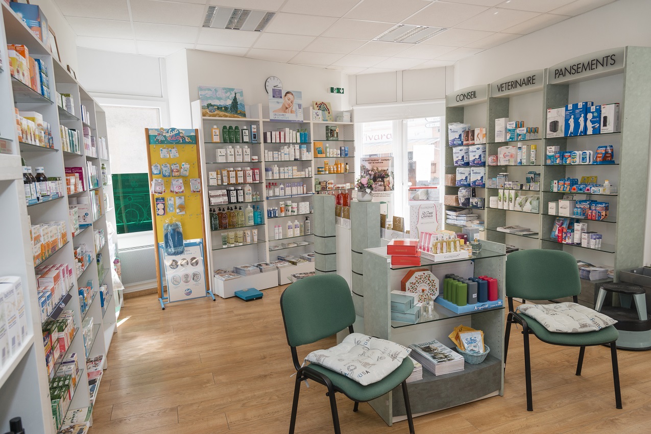Local d'activités de 53 m² à Lalouvesc
Vous êtes à la recherche d'un fond de commerce, de votre officine de quartier. Alliant la nature et votre activité, cette pharmacie est faite pour vous ! Située au cœur du village, classé station verte et ville sanctuaire, votre profession sera saisonnière. Pour compléter la clientèle du village un EHPAD public moderne de 50 lits est installé à proximité. Le local a été refait à neuf récemment, Aucun travaux ni investissement à prévoir. (cause départ en retraite) Idéal pour première acquisition !