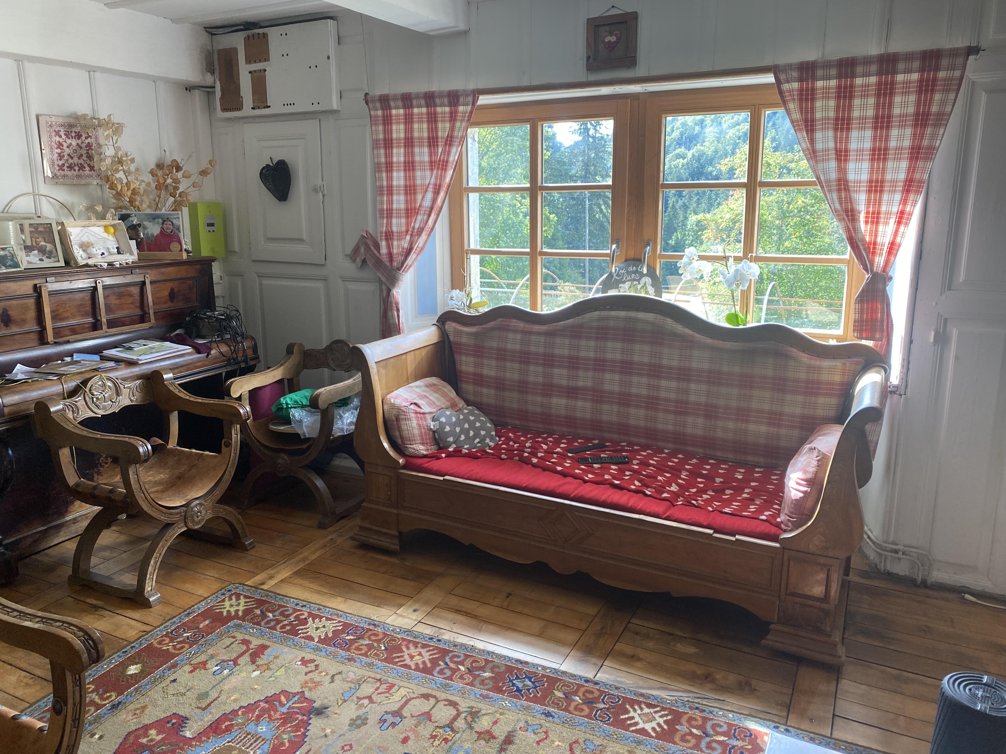 À VENDRE – Fonds de commerce Auberge / Maison d’hôtes – Haut-Doubs, proche frontière suisse

Située dans le département du Doubs, à proximité immédiate de la frontière suisse, cette authentique ferme comtoise du XVIIIᵉ siècle accueille depuis 1989 une activité d’auberge et de maison d’hôtes exploitée par les mêmes propriétaires. Entièrement aménagée et entretenue, la bâtisse bénéficie d’un emplacement privilégié à 1 150 mètres d’altitude, au cœur d’un environnement naturel très recherché.

Idéalement située sur les tracés du GR5, de la GTJ VTT et de la GTJ ski, l’établissement accueille tout au long de l’année une clientèle variée : familles, individuels et groupes, avec une activité organisée principalement en formule demi-pension et pension complète.

La maison peut recevoir jusqu’à 28 personnes réparties en plusieurs chambres confortables avec salles de bain et WC privatifs, ainsi que 2 mini-dortoirs.

Entièrement recouverte de tavaillons, cette bâtisse de caractère dispose de nombreux équipements et espaces complémentaires :

cuisine professionnelle équipée

sauna

cave en pierre

authentique tuyé (cheminée traditionnelle du Haut-Doubs)

chaudière automatique à granulés

espace location de skis et raquettes

parking privé 

grand jardin pouvant être aménagé en terrasse

grand appartement indépendant pouvant servir de logement aux exploitants

Potentiel de développement :
Compte tenu de sa configuration et de ses volumes, l’établissement pourrait être facilement réaménagé pour développer une activité de restauration.

Informations commerciales :

Bail commercial 3/6/9 en cours, renouvelé le 10 janvier 2026

Contrôle triennal de sécurité à jour

Loyer mensuel : 1 545 €

Prix du fonds de commerce : 80 000 €

Une opportunité rare pour un projet de vie et d’exploitation touristique dans un secteur dynamique été comme hiver, au cœur du massif jurassien.