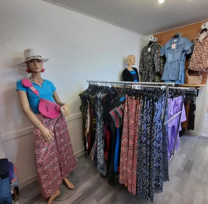 A cause d'un soucis de santé je dois me séparer de ma boutique de bijoux fantaisie, pierres, accessoires de mode, prêt à porter, senteurs.
45 M2 environ+ un bel espace extérieur avec store.
Entièrement refaite en 2024.
Bail commercial loyer 650€ nets de TVA.
Climatisation réversible. 
Faibles charges de fonctionnement 
Emplacement de premier plan au coeur d un bourg très dynamique. Littoral landais. Foncionne à l année avec une forte saisonnalité de mai à octobre.
Prête a travailler avec stock compensé de
Fond de commerce dab  et matériel 15000€
Stock 20000€ (à affiner sur inventaire et sélection de produits)
Accompagnement assuré .