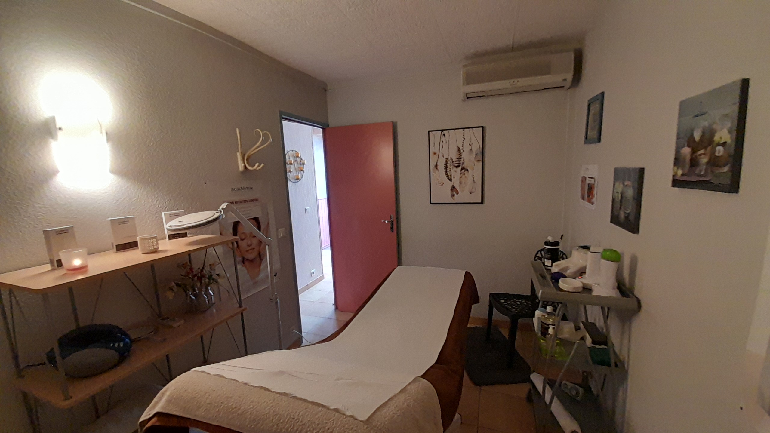 Situé sur un axe très passant en cœur de ville, avec des places de stationnement gratuites à proximité immédiate et tous les commerces à quelques pas, cet institut de beauté bénéficie d'un emplacement stratégique et d'une forte visibilité. 

Le salon, climatisé et opérationnel, est composé de plusieurs espaces bien agencés :  
- Une cabine de soins de 12m², confortable, cosy et bien isolée,
- Un accueil/boutique de 10m², permettant un contact agréable avec la clientèle et la vente de produits,
- Une pièce UV de 4m²,
- Une petite réserve pour le stockage et l'organisation du matériel.

L'ensemble est fonctionnel et exploitable immédiatement, même si quelques travaux de rafraîchissement (notamment peinture) sont à prévoir pour remise au goût du jour.

L'institut propose une large gamme de prestations : soins du visage et du corps, épilation, maquillage et manucure.

La clientèle est fidèle, variée et intergénérationnelle : de 12 à plus de 80 ans, composée majoritairement de femmes, mais incluant une part croissante d'hommes.

Opportunité idéale pour une esthéticienne souhaitant s'installer ou développer une activité existante.

➡ Accompagnement possible à la reprise.

Chiffre d'affaires moyen sur les trois dernières années : 52 000€ en progression.
Loyer : 537,78€/mois soit 6 453,36€/an.