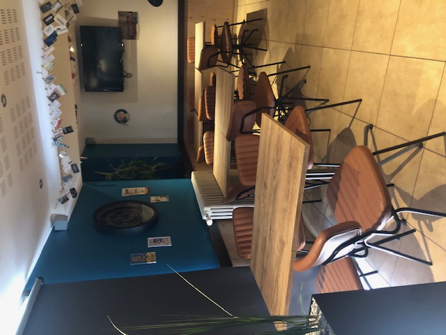 Restaurant ouvrier 44 places
Bar 14 places assises
Licence 4
4 chambres 
    2 de 3 couchages
    2 de 2
1 pour service de nuit et une pièce de stockage
 matériel de moins de 8 ans
travail en couple , pas de personnel
ouvert du lundi au vendredi uniquement le midi
Week end sur réservation 20 couverts minimum