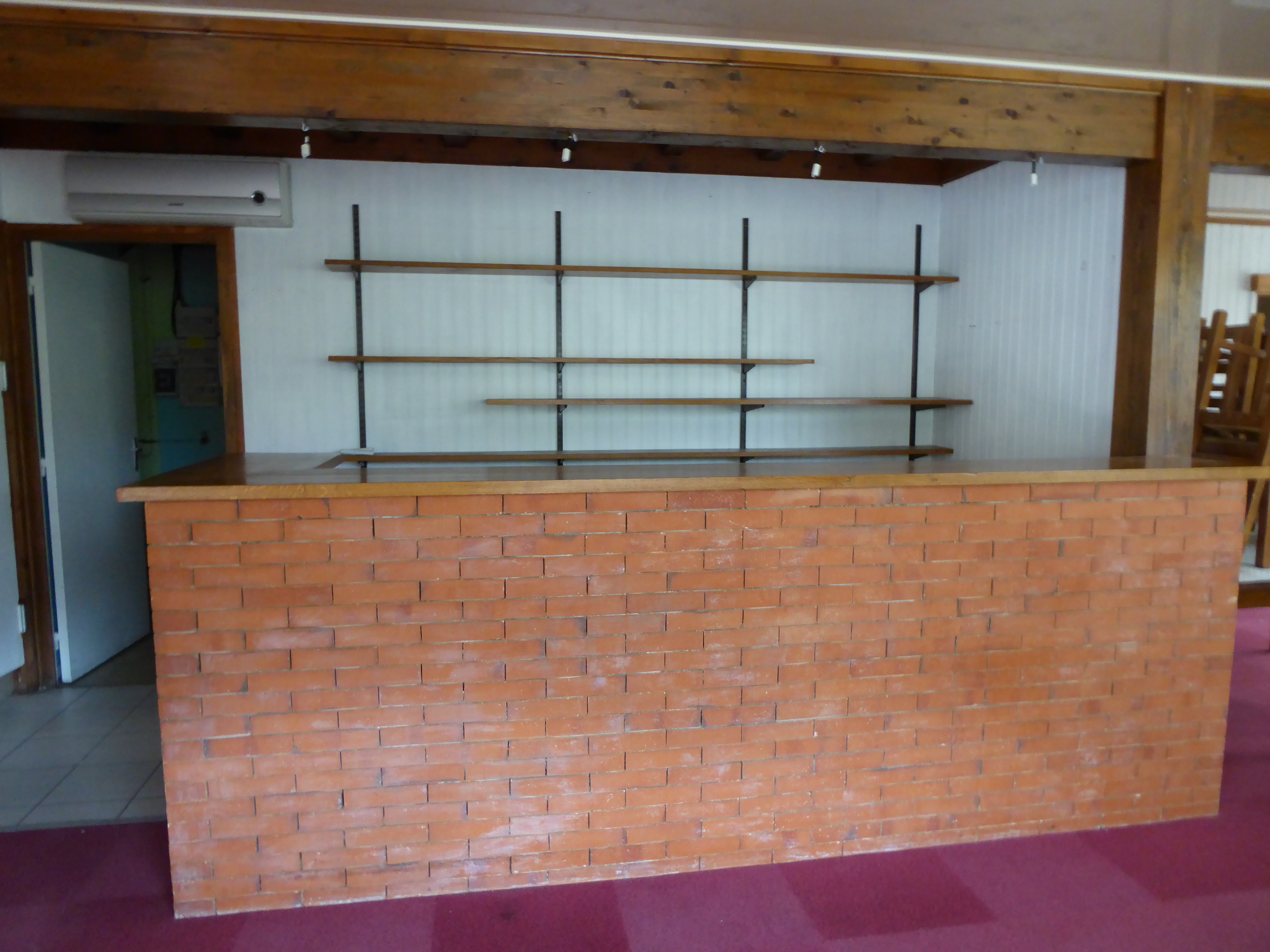 La commune d'Émeringes en Beaujolais (69) cherche gérant pour son auberge "Auberge des Vignerons"
Cuisine équipée - 40 couverts - terrasse - licence IV - Logement F4 130 m² à l'étage du bâtiment.
Disponible août 2025
Loyer 1200 TTC mensuel
Envoyer CV et lettre de motivation DQP
à Monsieur le maire 346 rue des Blouzes 69840 Émeringes

Tel 04 74 04 40 06
Mail : mairie.emeringes@wanadoo.fr