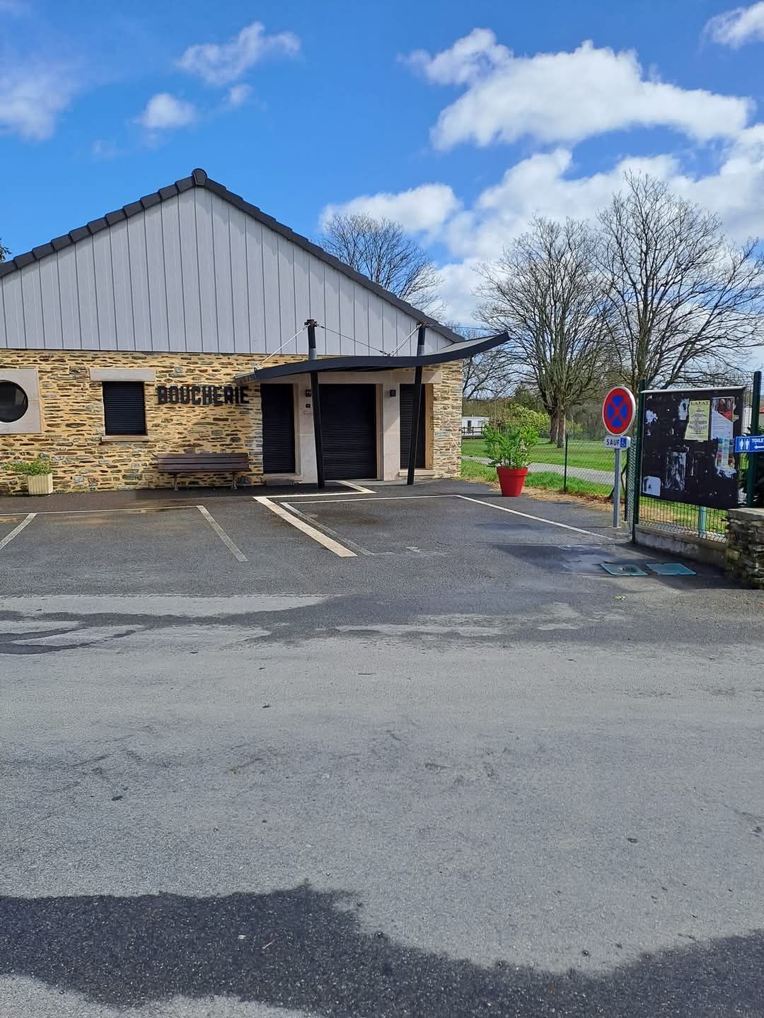 URGENT
Pour reprise d'activité boucherie dans une commune touristique du Nord de la creuse dans la vallée des peintres 
Bâtiment et aménagements récents au cœur du bourg (propriété de la Commune)
Proximité  autres  commerces  et activités : boulangerie,  bar restaurant,  coiffure, camping, aménagements touristiques et culturelles (Espace d'exposition, micro folie....), Ecole
Pas de reprise de fond. 
Loyer modéré. 
Toutes propositions seront étudiées. 
Contact: Mairie 05 55 89 70 46
                             06 48 06 28 61
                 mairie@fresselines.fr