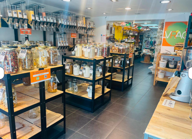 À céder cause changement de projet, épicerie vrac et zéro déchet implantée depuis 6 ans et demi dans un quartier dynamique.
Proche boulangerie, boucherie, pharmacie, église, bar tabac, mairie et autres commerces. 
Parking gratuit en face.  
L'établissement bénéficie d'une clientèle locale fidèle, d'une bonne notoriété et d’un engagement fort sur l’écoresponsabilité. Le commerce propose un large choix de produits alimentaires en vrac, d’entretien, d’hygiène, de boissons, ainsi que des accessoires zéro déchet. Entente professionnelle et de confiance avec les fournisseurs et les partenaires. 
Campagne de tractage sur 3 communes en cours (5000 exemplaires).  Possibilité de faire encore progresser l’activité en mettant en place des points d’amélioration et/ou de communication. 
Magasin entièrement équipé : silos, bacs, bocaux, balance homologuée, meubles vrac, caisse et logiciel (en location), mobilier, présentoirs  Site de vente en ligne en partenariat avec un fournisseur.  
Vitrine avec pignon sur rue. 
Activité prête à exploiter immédiatement
Réseaux  Emplacement de qualité, axe passant Secteur d’activité porteur et commerce considéré comme « essentiel » Paiement de salaire dès le 1er mois. 
Bail commercial 3/6/9 en cours
Accompagnement possible pour la reprise 
Dossier complet de présentation rédigé par la CCI de Lille sur demande
