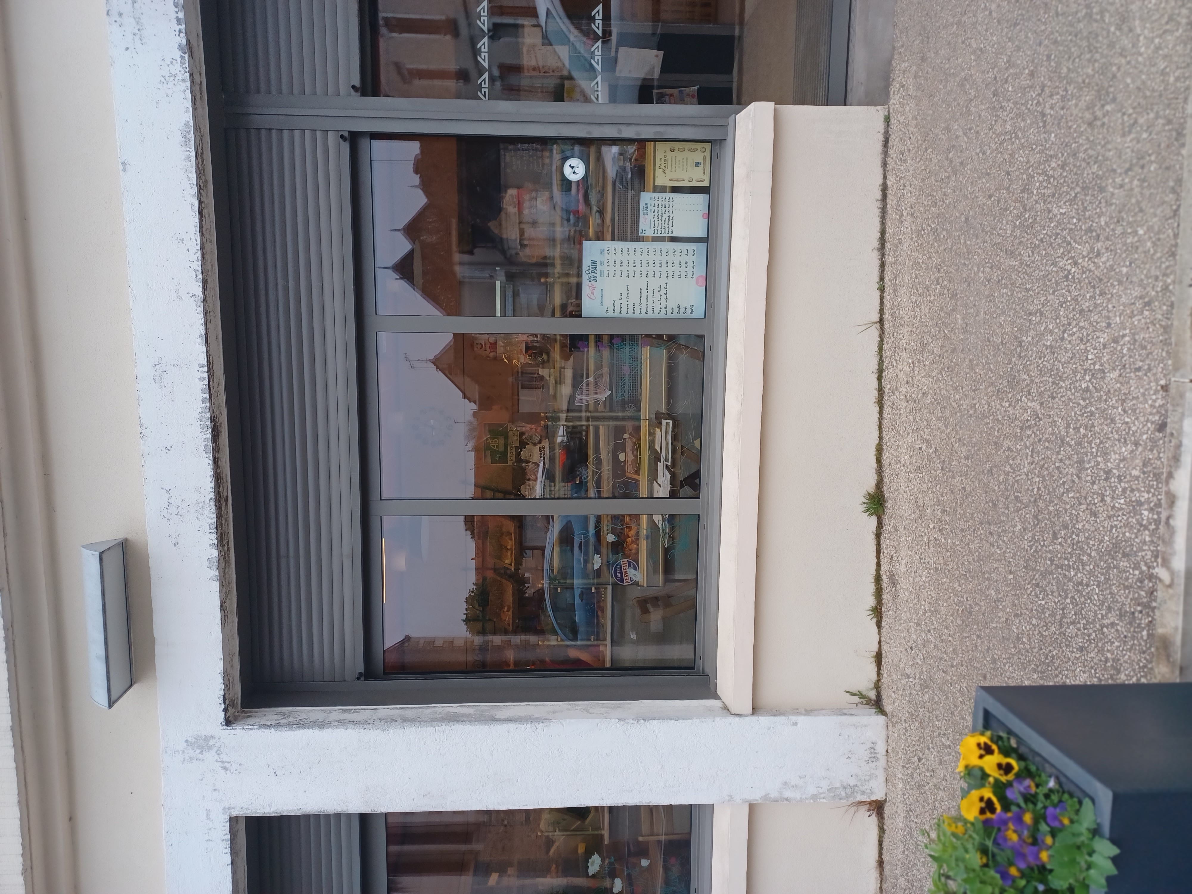 A vendre fonds de commerce Boulangerie-Pâtisserie à St Flovier (37)
Les murs appartiennent à la commune (Loyer mensuel 605.40€).
Le magasin dispose d'une vendeuse et d'un boulanger. Il n'y a pas de logement
sur place car la boulangerie était un local communal qui a été transformé en 2020.
Un logement sur la commune peut être envisageable.
La boulangerie est situé au coeur d'un village comprenant : une grande maison médicale (3 ou 4 médecins, ophtalmo, kiné, ....)une pharmacie, une épicerie,
un tabac-presse, une auberge restaurant, deux mécaniciens, et de nombreux autres artisants.
Un parking est situé devant la boulangerie.
La boulangerie fournie : 2 marchés (Le Blanc 36) le mercredi et le samedi,
1 ESAT, 1 Lycée agricole, 1 Boite à pain, 1 dépôt de pain, 2 écoles, etc...
De nombreuses associations sur la commune et aux alentours commandent régulièrement