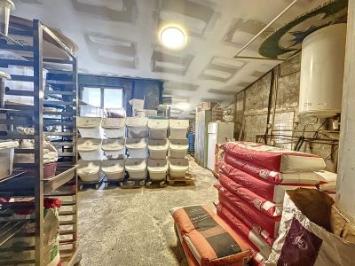 Village proche de Montpellier attend le repreneur de la seule boulangerie patisserie pour que la gérante puisse prendre sa retraite.
Cette affaire est exploitée au sein du village dans une maison avec cour attenante où une terrasse accueille les clients pour déguster les patisseries et autres viennoiseries faites maison. 
Local de vente et atelier 65 m² , stockage et studio à l'étage 
Village trés résidentiel au fort pouvoir d'achat .
Plus de renseignements sur demande