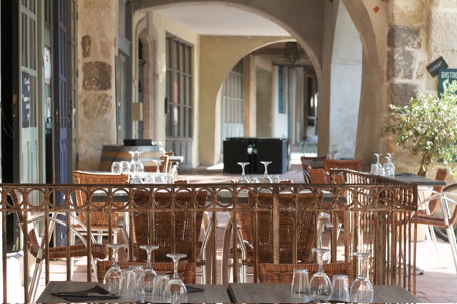 Vente du fond ou Murs et fond
appartement à l'étage  + maison indépendante

Situé au cœur du village historique de Sos, aux portes des Landes et du Gers,
cadre unique sous les arcades.
le restaurant offre une atmosphère conviviale et chaleureuse, avec un bar et une cheminée (pouvant être utilisée pour les grillades au feu de bois.)  À l’extérieur la terrasse sous les arcades et sur la place offre un lieu unique. Possibilité d'organiser des concerts et animation.

Les atouts :  Salle pleine de charme de 30 couverts avec cheminée, + terrasse sous les arcades + terrasse sur la place 
Bar extérieur l'été, et  les marchés des producteurs (apportent un complément d’activité en pleine saison estivale.) 
Cuisine professionnelle équipée
Clientèle internationale et locale

Fort potentiel 
possibilité de développement
Logement sur place

LES ALENTOURS
Les paysages mêlent vignobles d’Armagnac, champs de tournesols, forêts et bourgs historiques. La région se prête à la randonnée, au vélo et à l’équitation, tandis que les producteurs de vins et d’Armagnac contribuent à son attrait touristique.
Nérac et Eauze se trouvent à environ 25 km, Condom à 30 km et Agen à 50 km.