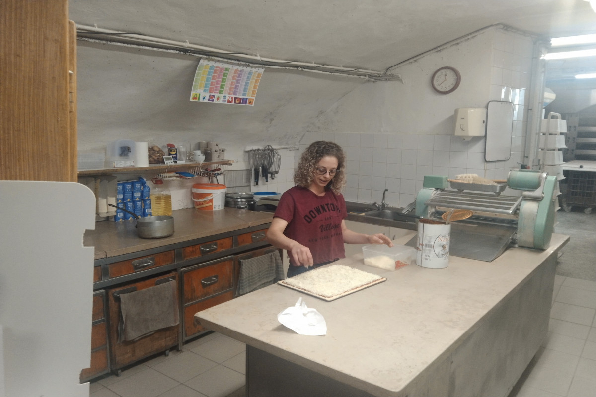 A reprendre cause santé, Val d?Aigoual, dans commune ayant une vie locale et touristique Boulangerie - Pâtisserie.

Activité en saison très soutenue et normal le reste de l?année . Reconnue pour la qualité et la diversité de ses pains . Clientèle agréable hors du stress de la vie quotidienne ; locale et régionale, Résidence secondaire, camping, tourisme. Sur un axe passant bénéficiant d?une très bonne visibilité. Activité complétée par une petite épicerie de dépannage.

Locaux en bonne état avec un matériel récent et entretenu

Acquisition immobilière  locaux + 3 appartements : 210 000 ? pour 2200?/mois de rentrée locative

Axe de développement :communication et partenariat, intégration sociale au village

Prix de cession : 110 000 ?

 
Détails :
Vente Fonds
Logemement disponible : Oui