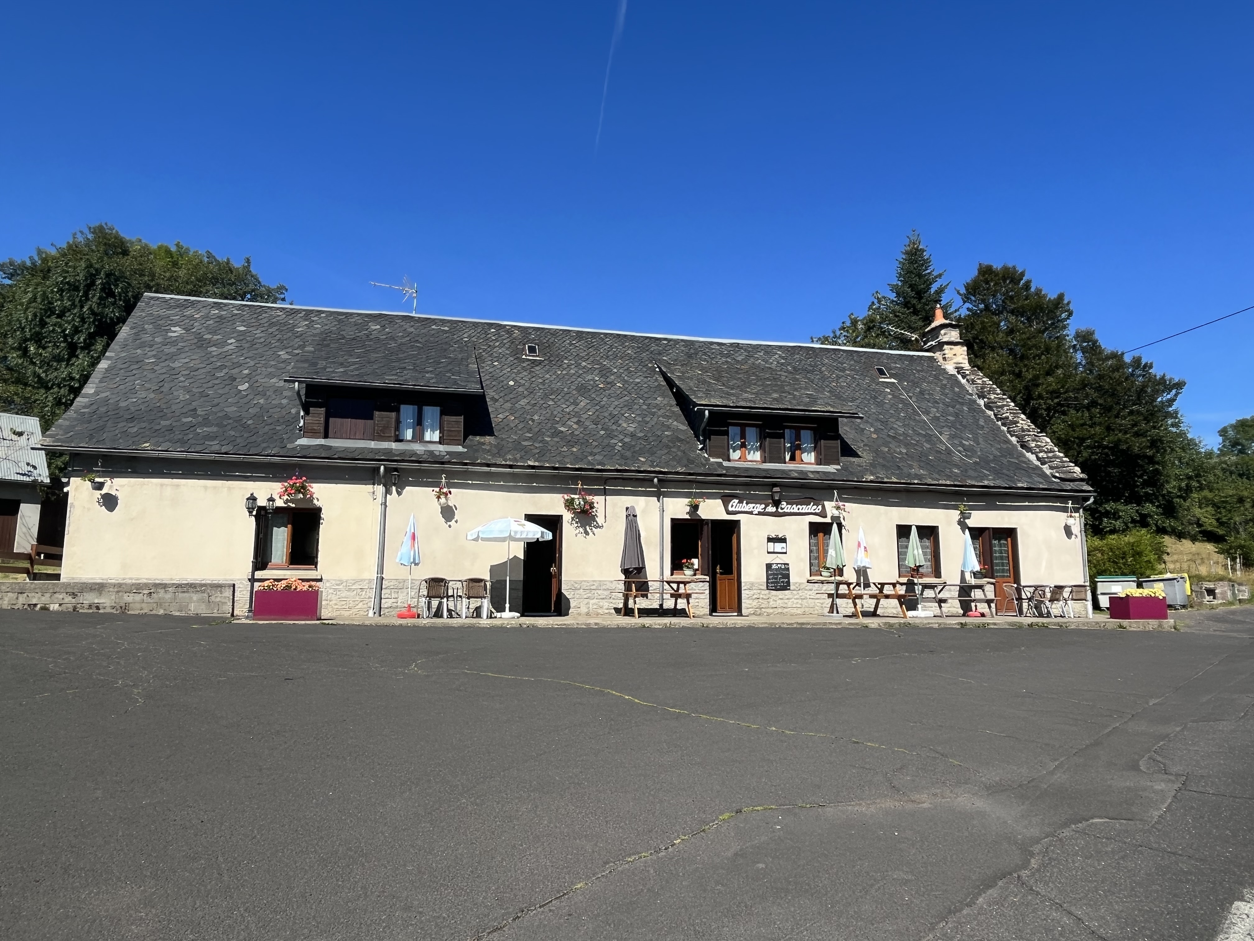 Egliseneuve d'Entraigues Hotel Restaurant Bar (Murs et fonds) Idéalement situé