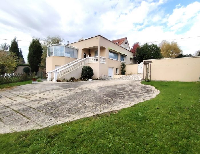 Proche Guéret, préfecture de La Creuse
Envie d'ouvrir un restaurant en Creuse avec plus de 100 couverts intérieurs ainsi que 100 couverts en terrasse, venez acquérir ce bel établissement comprenant sa maison d'habitation de 130 m².
La surface du commerce est de 261 m² avec son côté bar, sa salle de réception contenant son four à pizza, sa cuisine équipée, ses wc, son cellier, les sanitaires du personnel, sa cave.
L'établissement possède un parking privé goudronné ainsi qu'un garage privé.
La Maison est mitoyenne, se compose d'une grande pièce de vie avec cheminée, à l'étage une grande salle de bain et quatre chambres.
Le jardin se compose d'une pelouse sur une partie et l'autre partie est en pavé pour accueillir les clients.
Cet ensemble immobilier à pignon sur rue, à déjà sa clientèle.
Chauffage au gaz de ville, double vitrage, tout à l'égoût, taxe foncière de 4000 €.
Contactez votre agence AKA IMMOBILIER au 06.67.38.06.25 pour découvrir cette belle opportunité.
Ce bien est affiché au prix de 224 000 € Frais d'agence inclus dont 10,71% d'honoraires à charge acquéreur.
Référence AH23038
Les informations sur les risques auxquels ce bien est exposé sont disponibles sur le site Géorisques : www.georisques.gouv.fr.