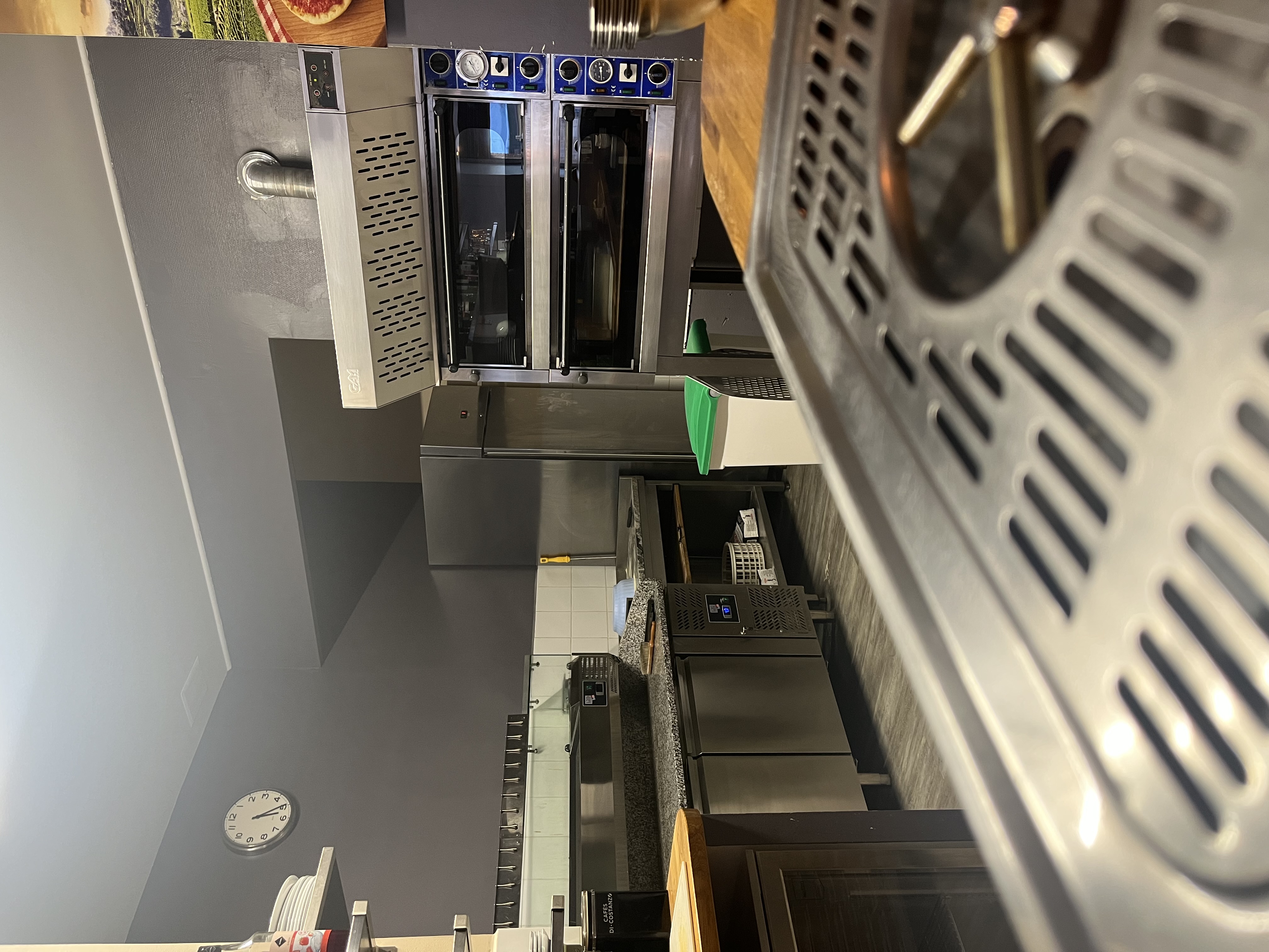 À VENDRE – FONDS DE COMMERCE PIZZERIA / RESTAURANT – CARBONNE

Prix de vente : 80 000 €

À vendre, fonds de commerce de pizzeria et restaurant situé en plein centre-ville de Carbonne, dans une rue commerçante et dynamique du village.

Implanté depuis 9 ans, l’établissement bénéficie d’une clientèle fidèle et régulière, ainsi que d’une activité saine et immédiatement exploitable.

🍕 Une activité polyvalente

L’établissement propose actuellement une activité de pizzeria à emporter et sur place, ainsi que de la restauration sur place.

Le local dispose d’environ 100 m², auxquels s’ajoute une terrasse extérieure de 20 m².

Capacité d’accueil :

	●	25 places assises en intérieur
	●	20 places en terrasse
	●	Soit jusqu’à 45 couverts

📈 Un chiffre d’affaires avec un fort potentiel de développement

Chiffre d’affaires annuel : environ 160 000 €

L’un des principaux atouts de cette affaire réside dans son potentiel de développement.

L’établissement est actuellement exploité 5 jours sur 7, uniquement le soir, et n’est jamais ouvert le midi.

Un repreneur souhaitant développer l’activité pourrait donc notamment travailler sur :

	●	l’ouverture le midi ;
	●	l’augmentation du nombre de jours d’ouverture ;
	●	le développement de la restauration sur place ;
	●	le développement de la vente à emporter ;
	●	éventuellement la mise en place de nouveaux services ou de la livraison.

🏠 Un local fonctionnel et bien équipé

Le restaurant est vendu avec l’ensemble du matériel nécessaire à la poursuite d’une activité de pizzeria et de restauration.

Le matériel est bien entretenu et l’établissement peut être repris et exploité immédiatement.

Le local bénéficie également :

	●	d’une terrasse de 20 m² ;
	●	d’une place de parking privative ;
	●	d’un emplacement en plein centre-ville, dans la rue commerçante.

💰 Conditions

Prix de vente du fonds de commerce : 80 000 €

Loyer : 877,60 € / mois
Charges : 160 € / mois

Affaire idéale pour un professionnel souhaitant reprendre une activité existante avec 9 années d’exploitation, une clientèle fidélisée et un réel potentiel de développement, notamment grâce aux horaires d’ouverture actuellement limités.

Vente motivée par une opportunité professionnelle.

Dossier et renseignements complémentaires sur demande.
Visite possible sur rendez-vous.