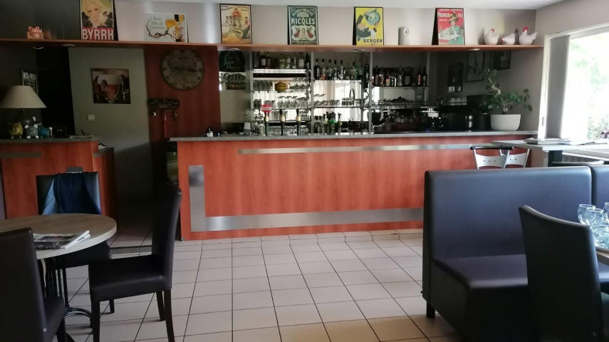 À vendre, Restaurant traditionnel située sur la Commune de Toulonjac (Aveyron) à proximité de Villefranche-de-Rouergue et du département du Lot. 

Ce bien immobilier se compose d’une propriété construite en 1995, développant une surface totale de 310 m² avec appartement de fonction de 80 m² attenant. Implantée sur un terrain arboré de 2 600 m². Il bénéficie d’un grand parking privatif offrant 10 places de stationnement, complété par un vaste parking communal situé à proximité immédiate. L’ensemble est de plain-pied et ne nécessite aucun travaux.

L’espace professionnel comprend une salle de réception pouvant accueillir 50 couverts, une cuisine entièrement équipée, un espace plonge, un espace dédié aux desserts, ainsi qu’un grand bar disposant d’un espace indépendant de la salle. Deux WC sont à disposition, dont un conforme aux normes PMR. Une terrasse extérieure permet également l’accueil de plus de 50 couverts supplémentaires.

L’appartement de fonction de 80 m² complète le bien. Il se compose d’un grand salon/salle à manger, de deux chambres, WC, salle de bain et dispose d’une agréable terrasse extérieure privative et jardin.

Nouveauté : installation récente de panneaux photovoltaïques d’une puissance de 19 kWc.

Labellisé Maître Restaurateur, il bénéficie d’une clientèle fidèle : professionnels en semaine et particuliers ou touristes le week-end.

Ouvert uniquement le midi du mardi au dimanche, ainsi que le samedi soir, avec 5 à 6 semaines de congés par an. Un choix de fonctionnement garantissant un bon équilibre de vie tout en assurant la rentabilité. 

À noter : le bar n’est pas exploité à ce jour.

Chiffre d’affaires :
•	2024 : 265 000 €
•	2023 : 248 000 €
•	2022 : 220 000 €

La vente comprend le fonds de commerce et les murs :
•	Murs : 310 000 €
•	Fonds de commerce : 65 000 €
•	Prix total murs + fonds : 375 000 € 

À titre informatif, la CCI de Rodez accompagne les repreneurs de commerces locaux et peut proposer des prêts à taux zéro.