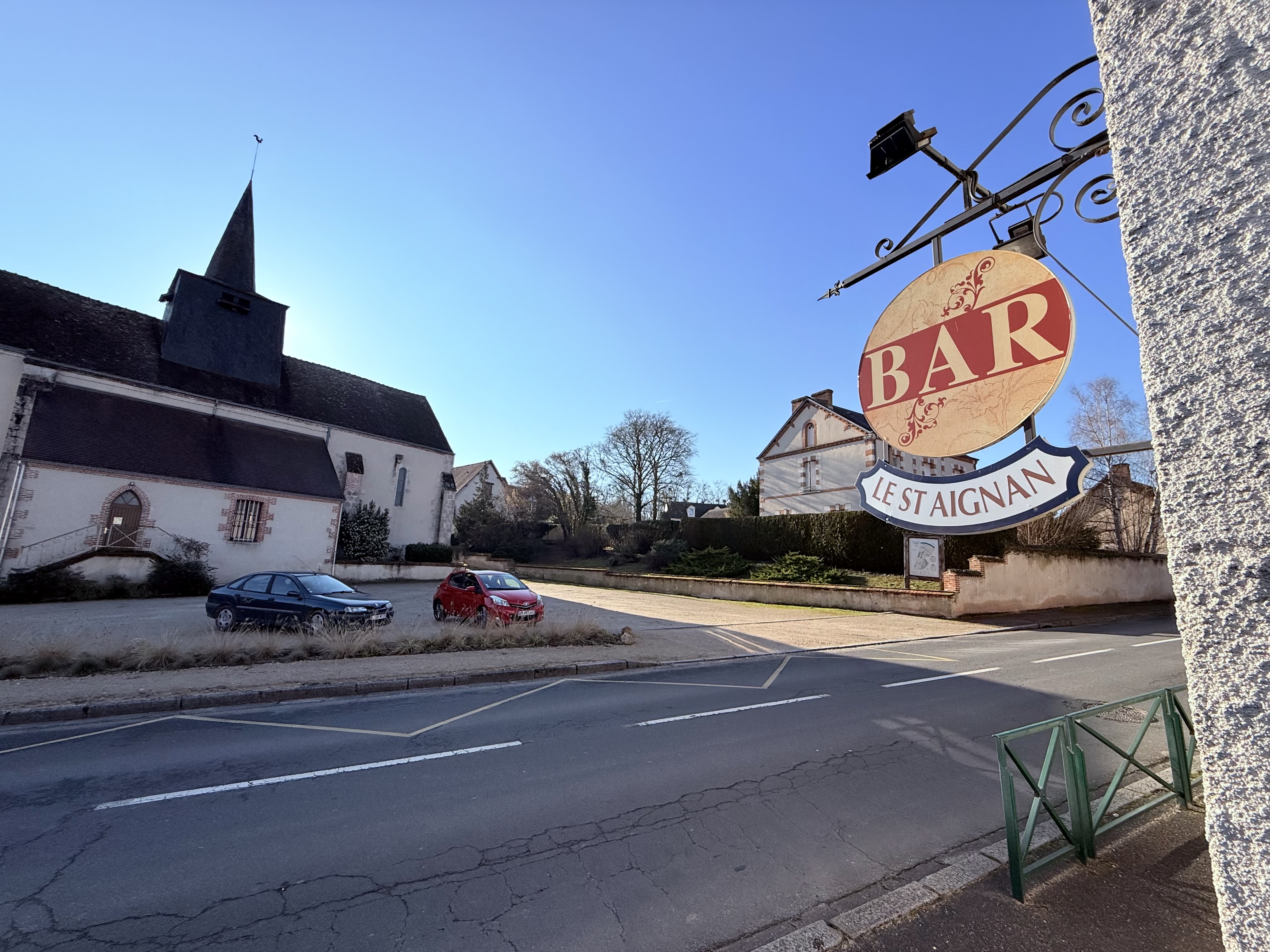 Vous rêvez de gérer votre propre restaurant-bar et de dynamiser un village ? Saint-Aignan-le-Jaillard (Loiret, Centre-Val de Loire) recherche son nouvel exploitant pour relancer son restaurant-bar avec Licence IV, unique commerce du village. Un établissement prêt à fonctionner, avec logement inclus et un fort potentiel de développement !

🔹 📍 Un cadre idéal pour réussir

✅ Emplacement stratégique en bordure de la D951, 2 000 véhicules/jour
✅ Proche d’une ville de 5 000 habitants et de plusieurs industries
✅ À proximité de la Loire à Vélo (75 000 cyclotouristes/an)
✅ Nombreuses propriétés de chasse et potentiel pour une activité traiteur

🔹 🍴 Un restaurant prêt à reprendre

✅ Capacité de 50 à 60 couverts, 3 salles et grande terrasse goudronnée
✅ Cuisine équipée (matériel 2023) et bar rénové
✅ Licence IV incluse
✅ Logement de 4 pièces compris dans le bail

🔹 🚀 Une opportunité unique pour un projet dynamique

✅ Clientèle locale et de passage à capter
✅ Possibilité de développer des services complémentaires (épicerie, dépôt de pain, relais colis, événements…)
✅ Soutien de la municipalité pour un projet sérieux et structuré

💼 📑 Conditions

📜 Bail commercial 3/6/9
💶 Loyer attractif : 600 €/mois (logement inclus)
🔒 Dépôt de garantie : 3 mois
💰 Droit au bail : 0 €

📩 Rejoignez l’aventure !

📧 st-aignan_mairie@orange.fr
📞 02 38 36 26 07

📢 Envie de changer de vie ? De vous lancer dans un projet qui a du sens ? Ce restaurant vous attend ! 🚀

🔄 À partager !