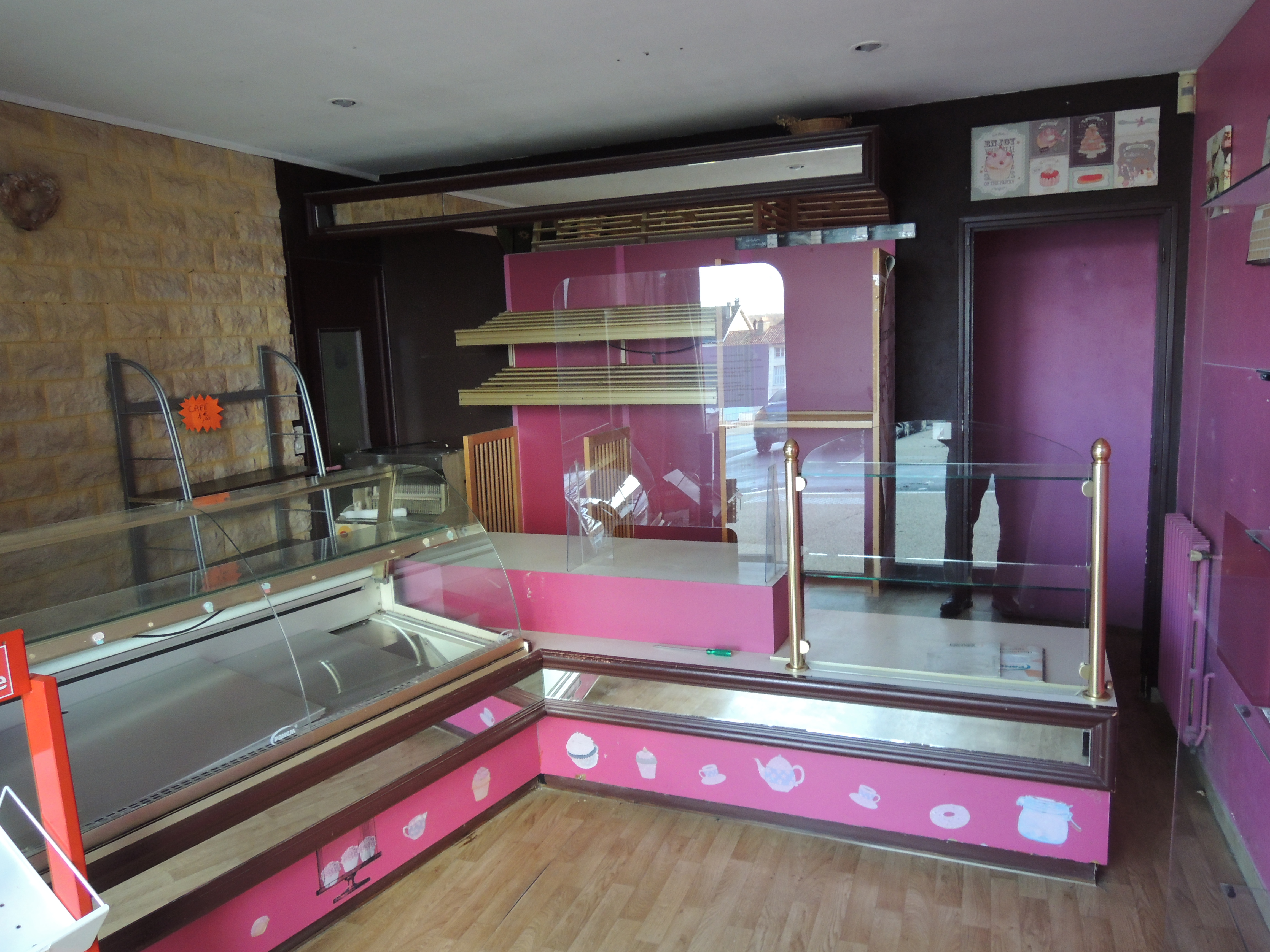 Situé dans une commune dynamique de plus de 1 500 habitants, à seulement 25 minutes de Poitiers, cet immeuble offre une belle opportunité pour un projet professionnel en boulangerie pâtisserie avec logement sur place.

Niché dans un environnement agréable de bocages et de prairies, ainsi que de nombreuse routes communales dont les haies sont préservées, le bien bénéficie également d’un cadre de vie paisible et verdoyant.

 Descriptif du bien :

Immeuble sur 4 niveaux comprenant : 

Rez-de-chaussée : Local commercial avec espace de vente, boutique, fournil, cuisine, dégagement, accès à une cave.

1er étage : Grand salon, trois chambres, une salle de bain, WC séparé.

Dernier niveau : Vaste grenier aménageable, offrant un potentiel d’agrandissement.

L’ensemble des huisseries (isophoniques) a été remplacé en 2023.

Extérieur : Terrasse agréable dans un environnement verdoyant

Places de stationnement à proximité.  

 À proximité immédiate sur la commune :

Supérette SPAR, pharmacie, trois médecins, infirmière, taxi, bureau de poste, salon de coiffure, banque (Crédit Agricole), assurance (AXA), école élémentaire, une crèche, un collège, une maison de retraite, cabinet dentaire, une étude notariale, une piscine municipale et des chambres d’hôtes.