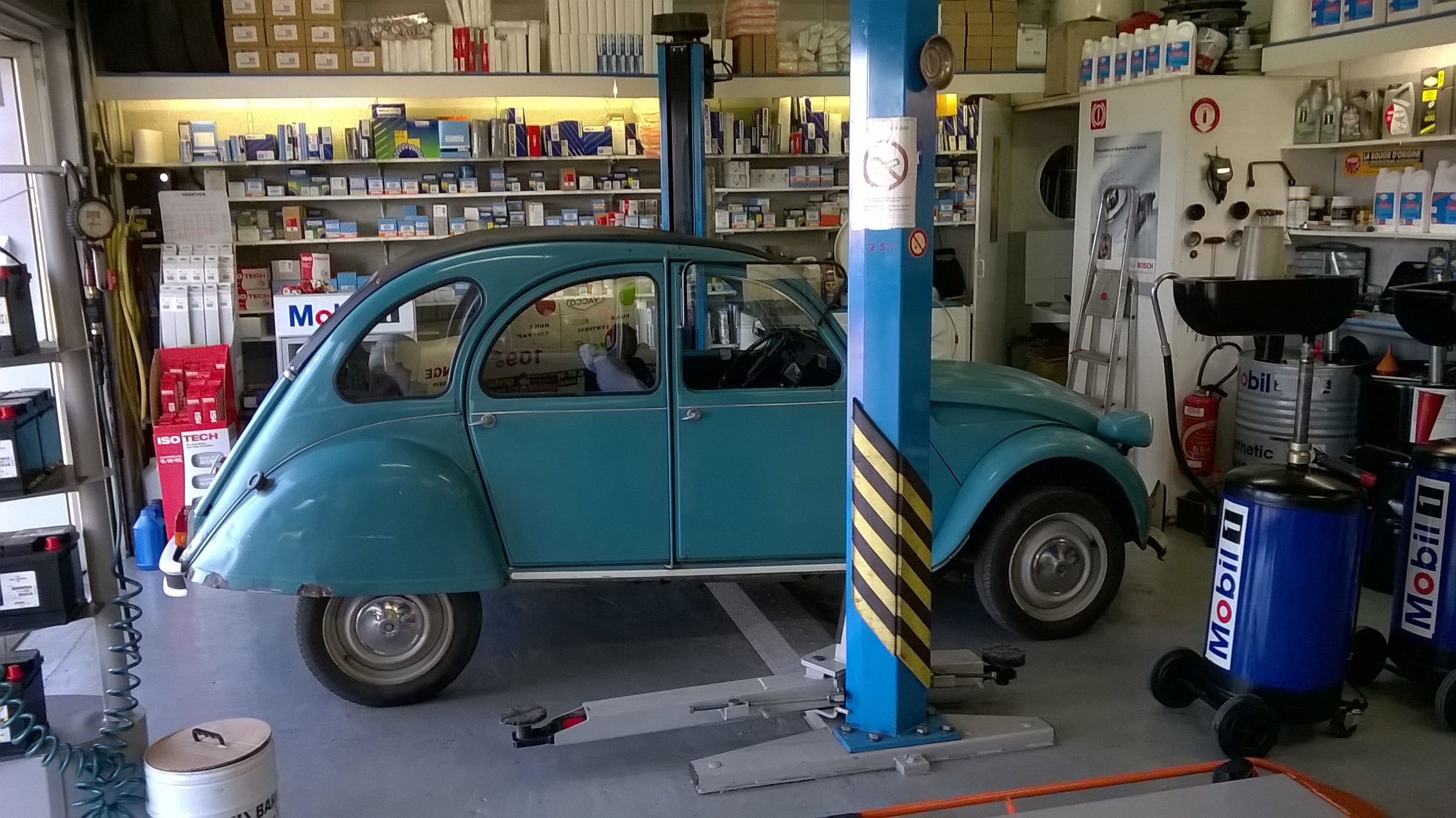 -Fonds de commerce à vendre (départ en retraite)
-Garage d'entretien automobile exploité depuis 38 ans, bénéficiant d'une clientèle fidèle et régulière 
- Très bon emplacement (centre commercial)
- L'activité est orientée vers l'entretien courant automobile (vidange, freinage ...) avec atelier fonctionnel permettant une reprise immédiate
- Faible loyer (750€HT /mois)
- Equipement compris : deux ponts, outillage divers, compresseur...
- Surface du garage 45m2,plus quelques places de parking devant le garage
- Activité existante depuis 38 ans
- Clientèle locale fidèle
- Extension possible des services (pneus , diagnostic, climatisation , mécanique générale ...)
- Atelier entièrement équipé
Accompagnement possible lors de la reprise pour faciliter la transition et la présentation de la clientèle.
Renseignement complémentaire sur demande