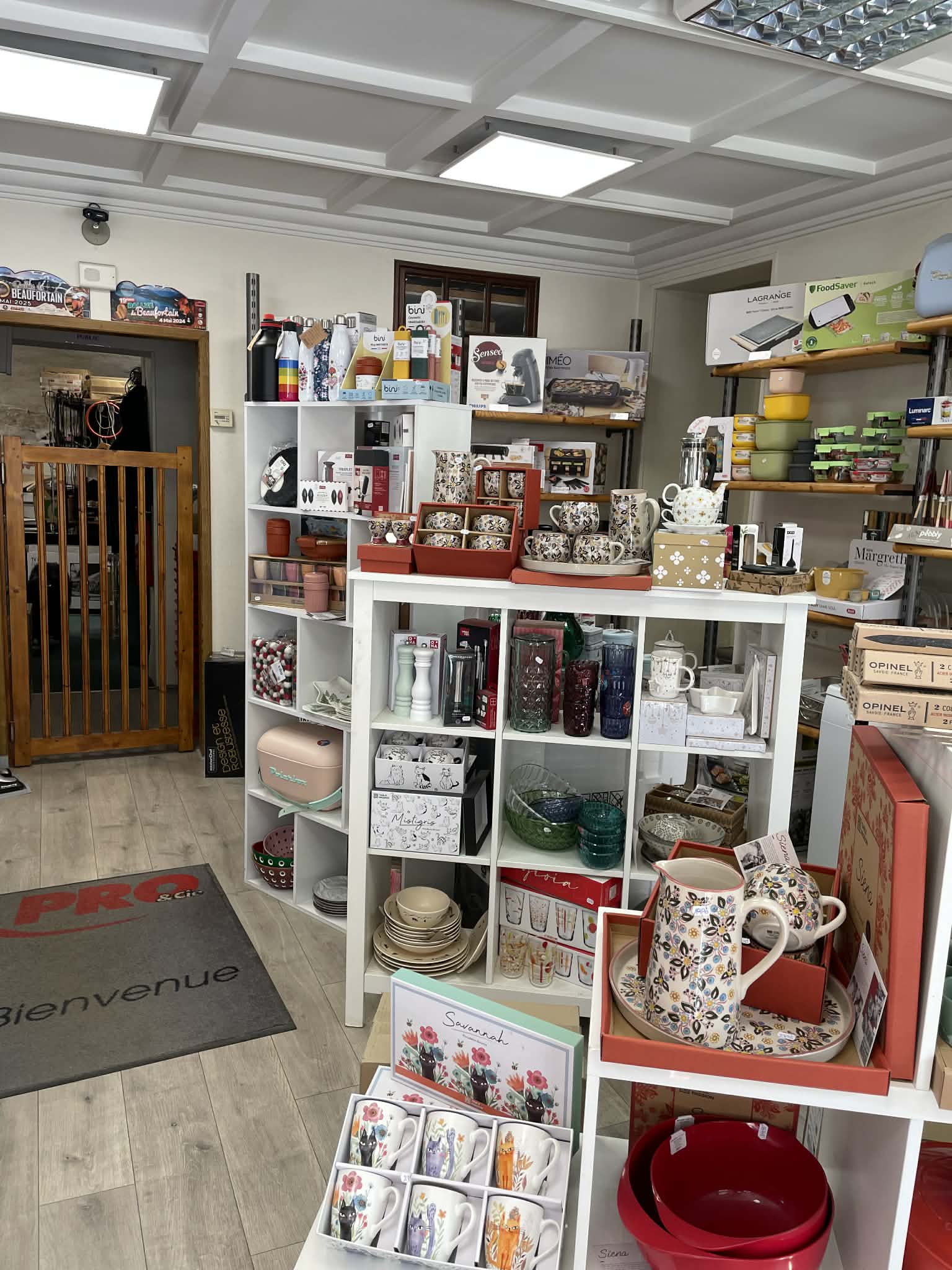 FOND DE COMMERCE A VENDRE - cause départ en retraite -

MAGASIN ELECTROMENAGER - MULTIMEDIA - ARTS DE LA TABLE - LITERIE
+ REPARATION PETIT ET GROS ELECTROMENAGER  - INSTALLATION ANTENNE

SURFACE DE VENTE 50 M2 + RESERVE ET ATELIER 50 M2
PAS DE PERSONNEL A REPRENDRE 
ANNEE DE CREATION 1991 - LABELLISE QUALIREPAR

SITUE EN SAVOIE DANS LE JOLI VILLAGE DE BEAUFORT  - AU COEUR DE 
3 STATIONS DE SKI - ACTIVITE TOUT AU LONG DE L'ANNEE -
SITUE SUR LA ROUTE DES GRANDES ALPES 

QUALITE DE VIE ++

CLIENTELE LOCALE + RESIDENTS SECONDAIRES + TOURISME 
CHIFFRE D'AFFAIRES 400 K€
MARCHE HEBDOMADAIRE TOUTE L'ANNEE - PARKING GRATUIT A PROXIMITE

POSSIBILITE D'ACCOMPAGNEMENT