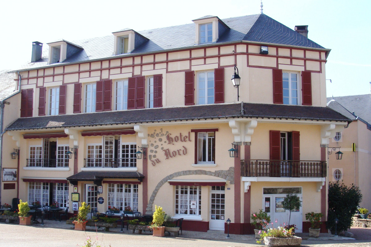 Hôtel de 8 chambres et 4 appartements+ logement de fonction type 5
restaurant : 2 salles de 20 couverts + 1 petite salle bistrot + terrasse et licence IV 
Belle salle de banquet au premier étage + 5 chambres d'hôtel et un appartement de 150 m² petite tour composée de 3 chambres studette+ 4 appartements locatif au mois