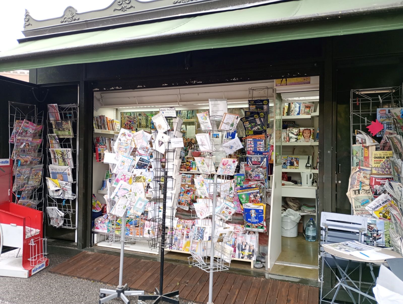 Description
Devenez kiosquier, en tant que gérant indépendant enregistré au Registre du Commerce (non salarié, SAS, SASU, SARL, EURL, EI, micro-entreprise…)
Le kiosque est situé sur la Place Jeanne d'Arc à MANDLIEU, dont le marché se tient tous les Samedias matins.
Situé sur la place refaite à neuf, parmi le bar-tabac, la boulangerie, la pharmacie,...e kiosque est au coeur du quartier.
Idéal pour un complément de revenu, les retraités sont les bienvenus.

Un nouvel emplacement sur la place est en cours.

Vous disposerez de ce kiosque sans droit d’entrée, sans investissement dans un pas de porte ou fonds de commerce avec de faibles charges :

Loyer 250€ mensuel, dépôt de garantie 540€
Electricité
Assurance
Routeur ou box 4G
Caisse informatisée spécifique à la presse(Strator, Bimedia, JDC…): entre 80 et 120€/mois
Un fond de roulement/trésorerie de 5000€ est conseillé pour votre fonctionnement
Contrat de 2 ans renouvelable 

Un agrément de diffuseur de presse en effectuant une formation obligatoire vous sera délivré. Le dépôt de presse de DRAGUIGNAN vous indiquera les conditions et le métier, et il vous livrera quotidiennement les journaux.

Un autre dossier sera à présenter pour les jeux (“la Française des Jeux/FDJ”). Prévoyez 2 mois minimum avant une ouverture(avec les jeux).

Les activités exercées sont principalement, la presse :

Presse nationale(23%) et régionale(14%)
Les jeux de la Française des jeux (FDJ): jeux de grattage, tirage,
Les souvenirs, les cartes postales, librairie, petits colis, bimbeloterie,
Les boissons à emporter, les glaces emballées, les confiseries,

Vos revenus proviendront des commissions

Les horaires sont en général de 6h30/7h30 –13h et 16h –18 ou19h ou journée continue
Samedi matin 

Je reste à votre écoute pour nous rencontrer et vous apporter plus de détails.