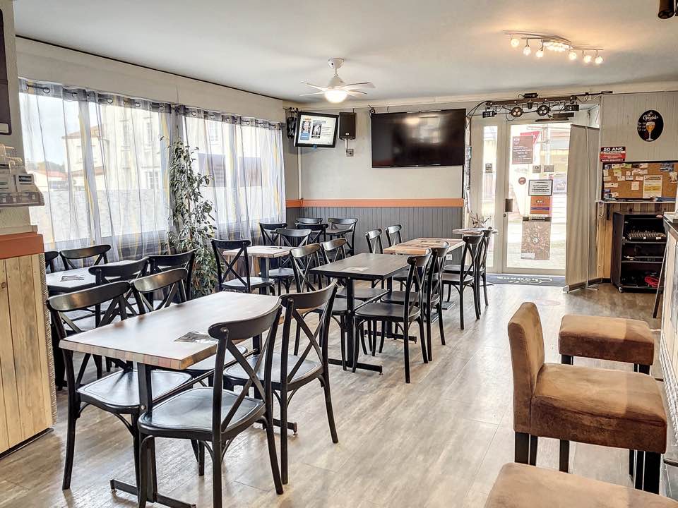 MURS ET FOND DE COMMERCE  LA ROCHE SUR YON (85)
Opportunité Exceptionnelle : Murs Commerciaux et appartement – 11% de rentabilité
Bar, PMU, FDJ et Snacking  – opportunité à saisir au cœur du village, cet établissement profite d’un emplacement stratégique, idéal pour attirer la clientèle locale et les visiteurs. Note avis google 4,7/5 148 avis
Les grandes fenêtres baignent l’intérieur de lumière naturelle, offrant une atmosphère lumineuse et agréable tout au long de la journée.



Ce bien représente une excellente opportunité pour un entrepreneur souhaitant développer son activité dans un lieu dynamique et accueillant.
Ne manquez pas l’occasion de faire de ce commerce votre propre succès à La Ferrière.

*Bar et Snack en Activité + Grand Appartement T2*

Description : 
– Fonds de commerce  et murs : Bar, jeux et snack en activité, idéalement situé
Commerce :
– salle avec bar de 80 m2
– espace jeux de fléchettes et toilettes de 8 m2
– arrière cuisine, cuisine et cellier 16 m2

Appartement T2 à l’étage :
– Grande pièce à vivre de 35 m² avec cuisine ouverte
– 1 chambre spacieuse avec dressing
– Salle de bain et toilettes indépendantes
– Terrasse extérieure en rez-de-chaussée

*Investissement Unique*

Ne manquez pas cette opportunité d’acquérir des murs commerciaux avec un potentiel de revenus locatifs.

Peut être vendu séparément.

Contactez moi pour plus d’informations et pour organiser une visite !