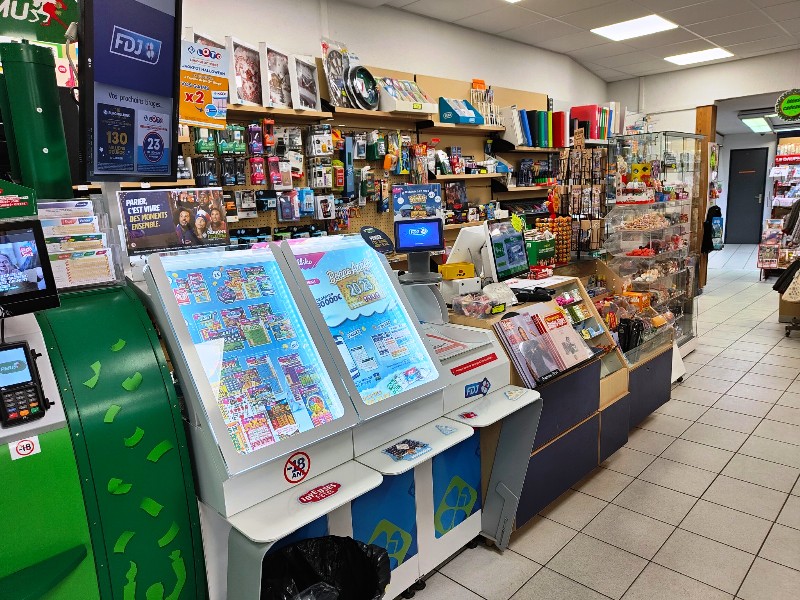 La Maison de la Presse à l'argentière la Bessée  est un réel commerce de proximité, offrant tous les jours à vos futurs clients une grande diversité de produits et de services adaptés à toutes les tranches d'âge.

Véritable lieu de vie et de destination touristique le magasin offre un large choix de produits et de services avec la capacité de répondre à des besoins pointus se différenciants de l’offre disponible dans les commerces traditionnels :
Vous y trouverez
-  Cadeaux, Souvenirs, Bijouterie pour tous les gouts et toutes les tranches d'âge
- Française des jeux et PMU
 - Une Librairie, Papeterie qui dessert également les écoles, la bibliothèque et la Mairie
- Une grande diversité en Presse
- Un rayon Confiserie, et vente de certains produits régionaux
- Une Libraire spécialisée dans les livres régionaux et sportifs (escalade, kayak, randonnées)
- Les Services du transporteur DHL
- Un Point Téléphonie
- Un Dépôt de pain (avec les boulangers de la vallée)
- Produits de vapotage

Magasin sans concurrence, c'est un établissement sous vidéosurveillance avec une belle surface de vente de 110 m² avec 14 m² de réserve et 6 m² de bureau, une vitrine de 12 m, bien agencé avec du matériel professionnel dans la présentation de la presse et des divers rayons.

Aucun frais n’est à prévoir.
La clientèle est fidélisée et touristique dont des grands comptes (Mairie, bibliothèque et écoles).
Situé en plein cœur d'un village dans les Hautes Alpes.
Environnement de montagnes au pied de 3 stations de ski.
Emplacement de premier choix avec parkings adjacents et plusieurs arrêts minutes devant le magasin.

Cette affaire offre de belles perspectives avec un bon potentiel d’exploitation

Le loyer est de 1 396 € HT par mois.

Le Fonds de commerce est à vendre 125 000 €
avec la possibilité d'acquérir les murs commerciaux.